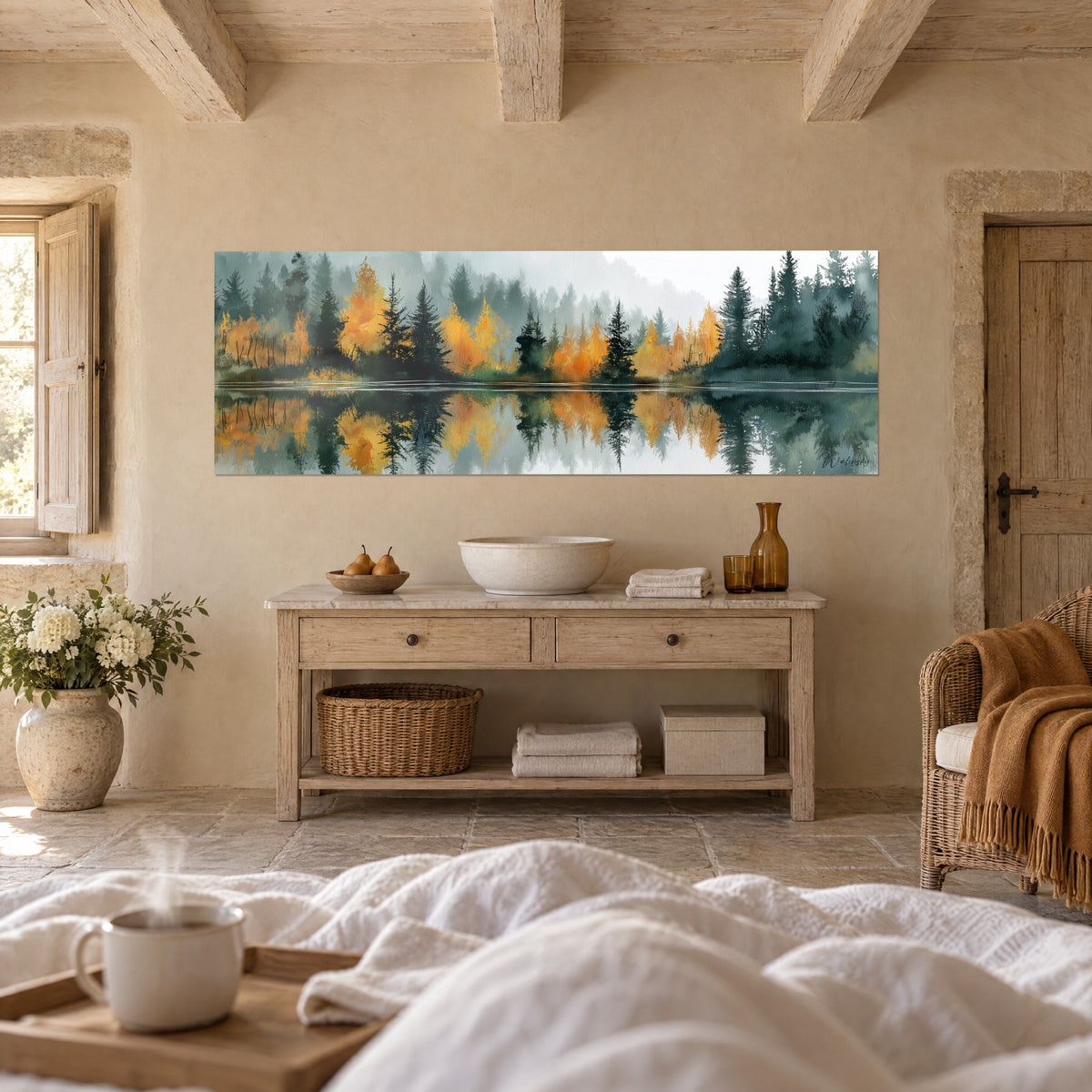 Schilderij mistig meer omzoomd met oranje berken en diepgroene sparren, trillende spiegeling, boven een bed in een lichte slaapkamer