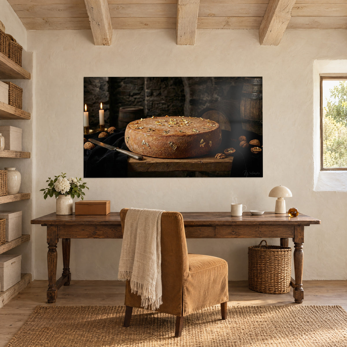 Cuadro queso de bodega con corteza marrón, purpurina dorada, cuchillo plateado, fondo negro, escritorio de madera bajo vigas