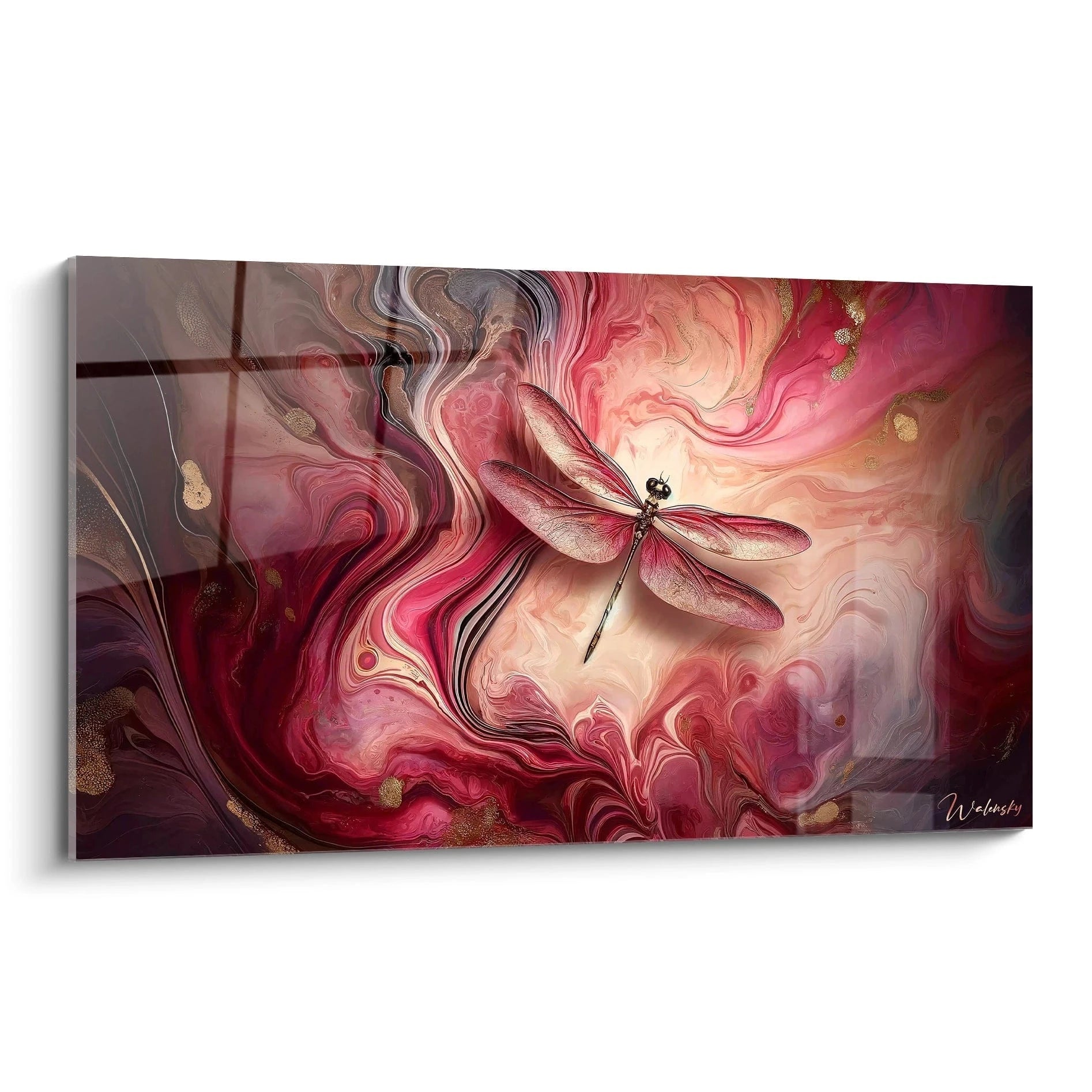 Un tableau abstrait centré sur une libellule détaillée aux ailes rosées, posé sur un fond tourbillonnant de rouge foncé, beige clair et touches dorées, avec effets fluides et nervures visibles.