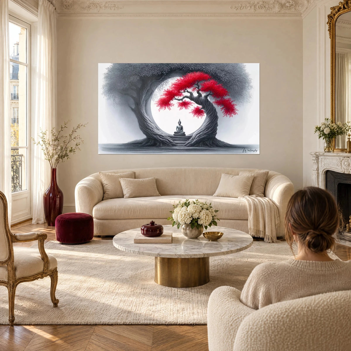 Quadro Buddha in meditazione sotto un albero dalle foglie rosso vivo e grigio antracite, sopra un divano in un soggiorno luminoso