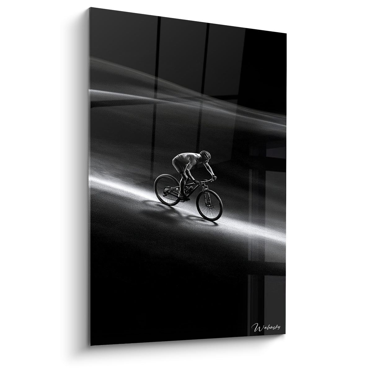 Cycliste penché sur son guidon, tableau VTT noir et gris aux traînées lumineuses fulgurantes