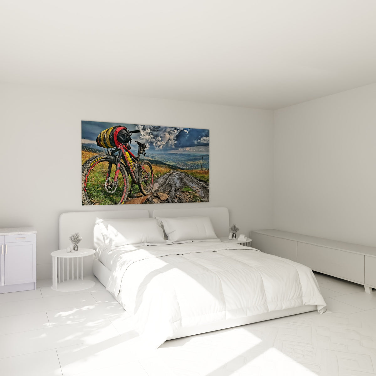 Vélo tout-terrain rouge et jaune accroché au-dessus d'un lit dans une chambre claire
