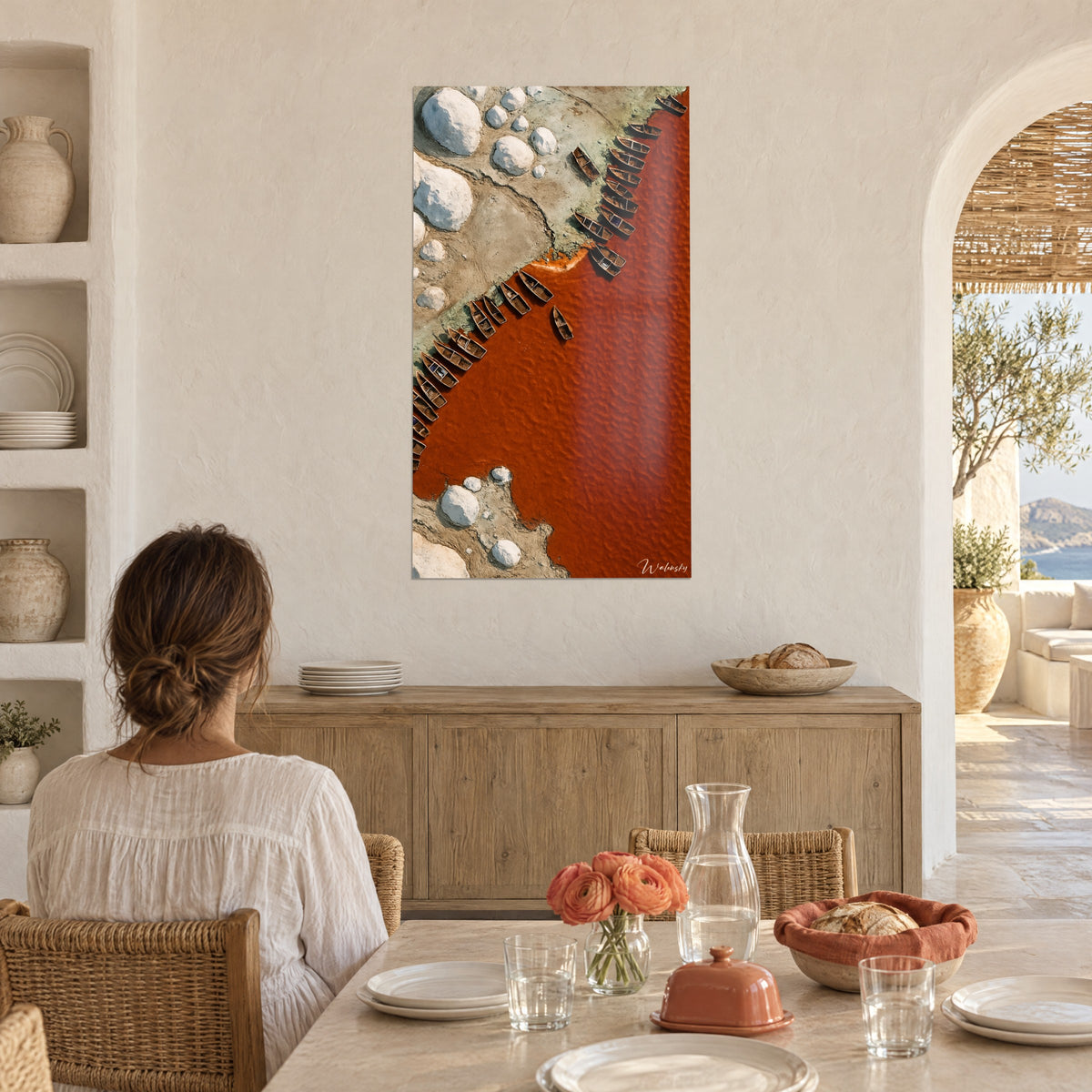 Πίνακας διαγώνια αφηρημένη σύνθεση, κρεμώδης αμμώδης όχθη και ταραγμένο χαλκόχρωμο νερό, καφέ βάρκες, γυναίκα καθισμένη στο τραπέζι πλάτη