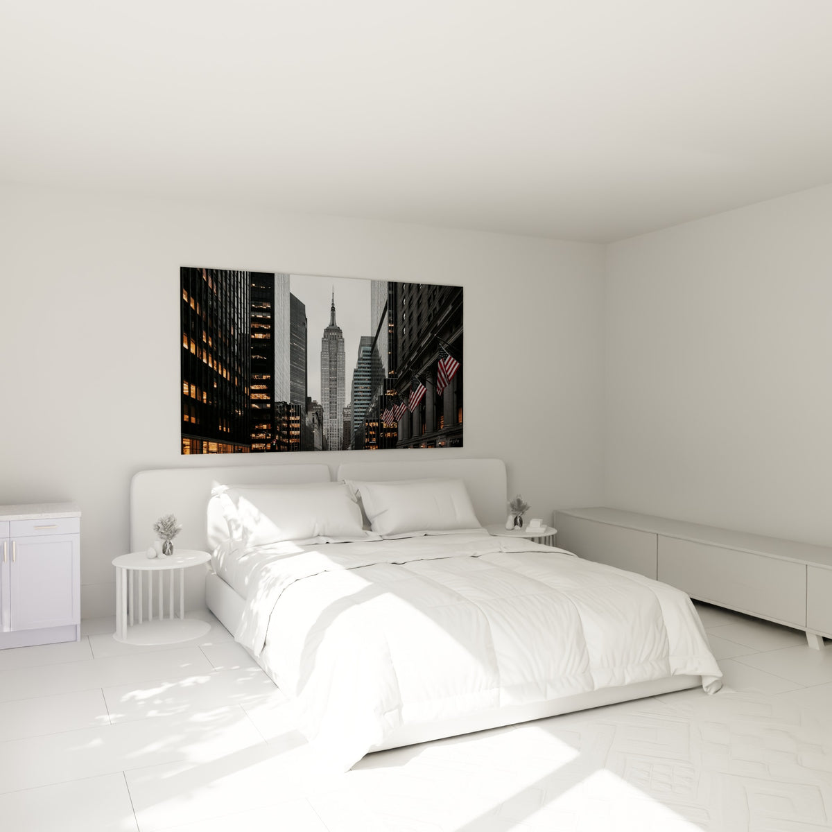 Tour élancée grise et façades dorées de New York, accrochée au-dessus d'un lit dans une chambre claire