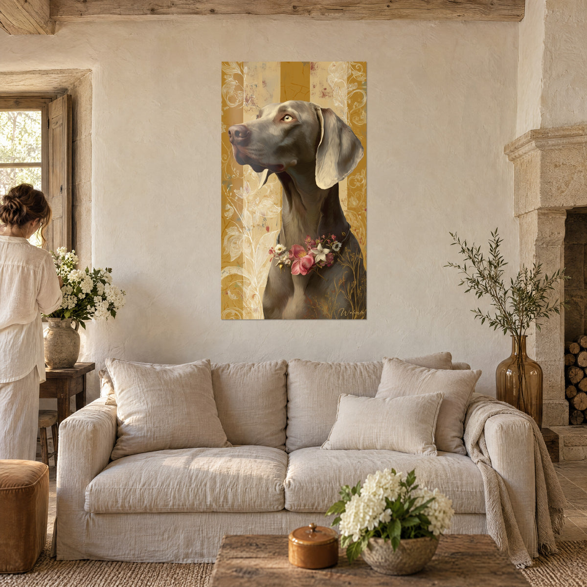 Gemälde eines grauen Hundes mit hellen Augen und einer Halskette aus rosa Blumen, goldocker gestreifter Hintergrund, Frau von hinten, über einem Sofa in einem hellen Wohnzimmer