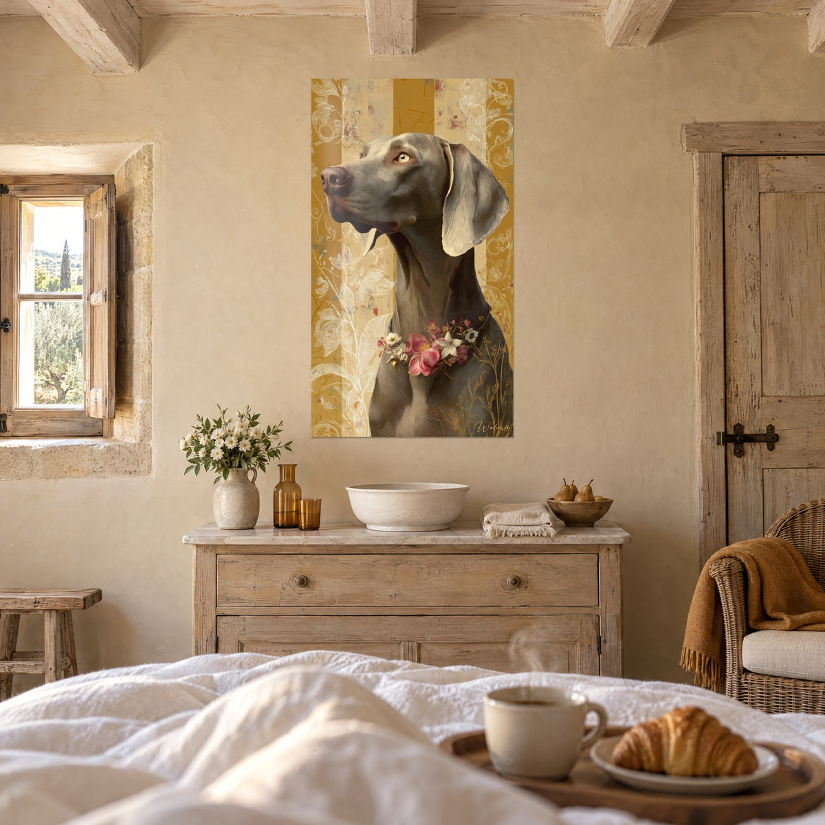 Gemälde eines eleganten Weimaraners im Profil nach links, rosa und weiße Blumenhalskette, ocker- und cremefarbener Hintergrund, über einem Bett in einem hellen Schlafzimmer