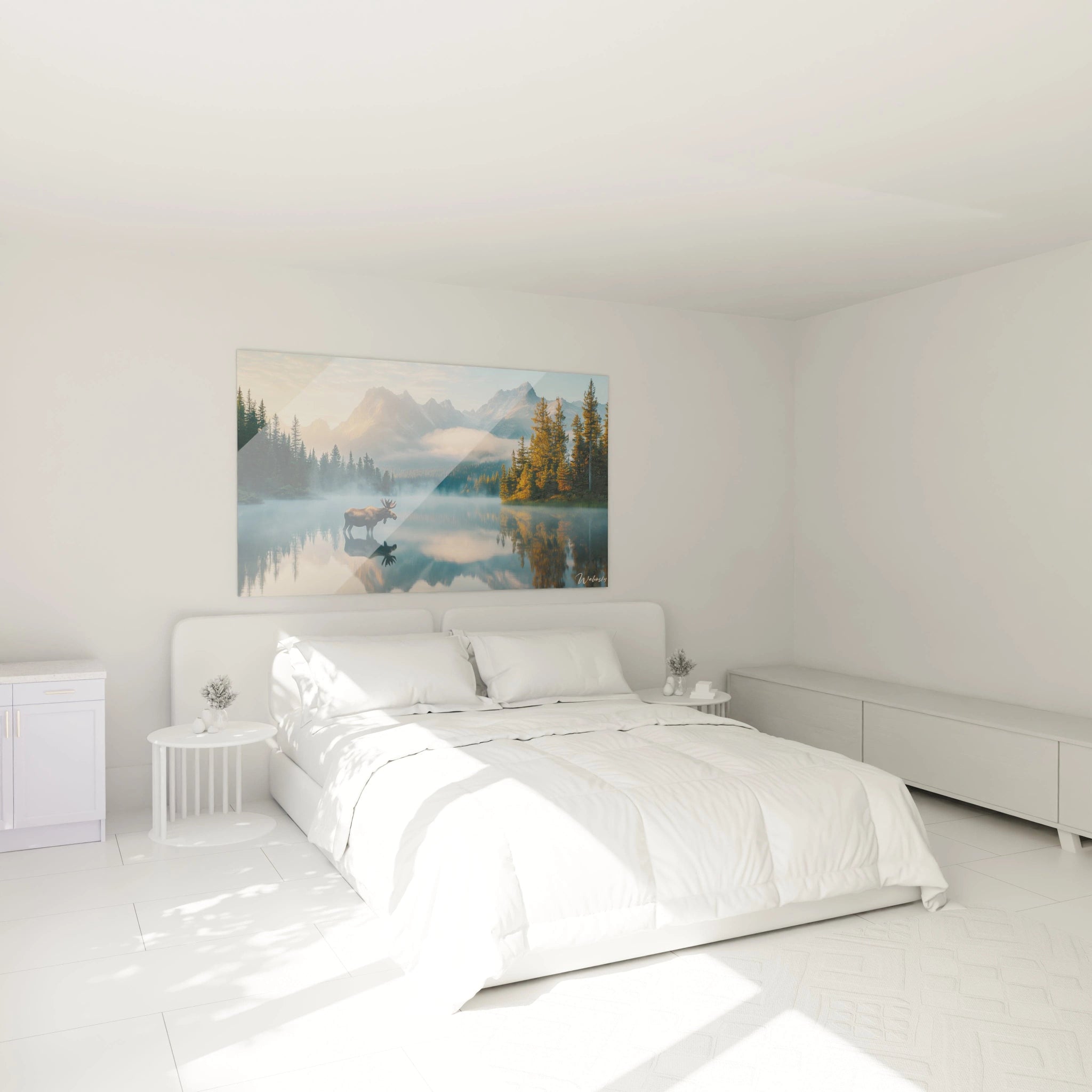 Un tableau montagne capturant un paysage alpin majestueux où un orignal traverse un lac paisible enveloppé de brume matinale, avec des montagnes enneigées en arrière-plan et des conifères aux teintes dorées illuminés par la lumière rasante de l'aube.