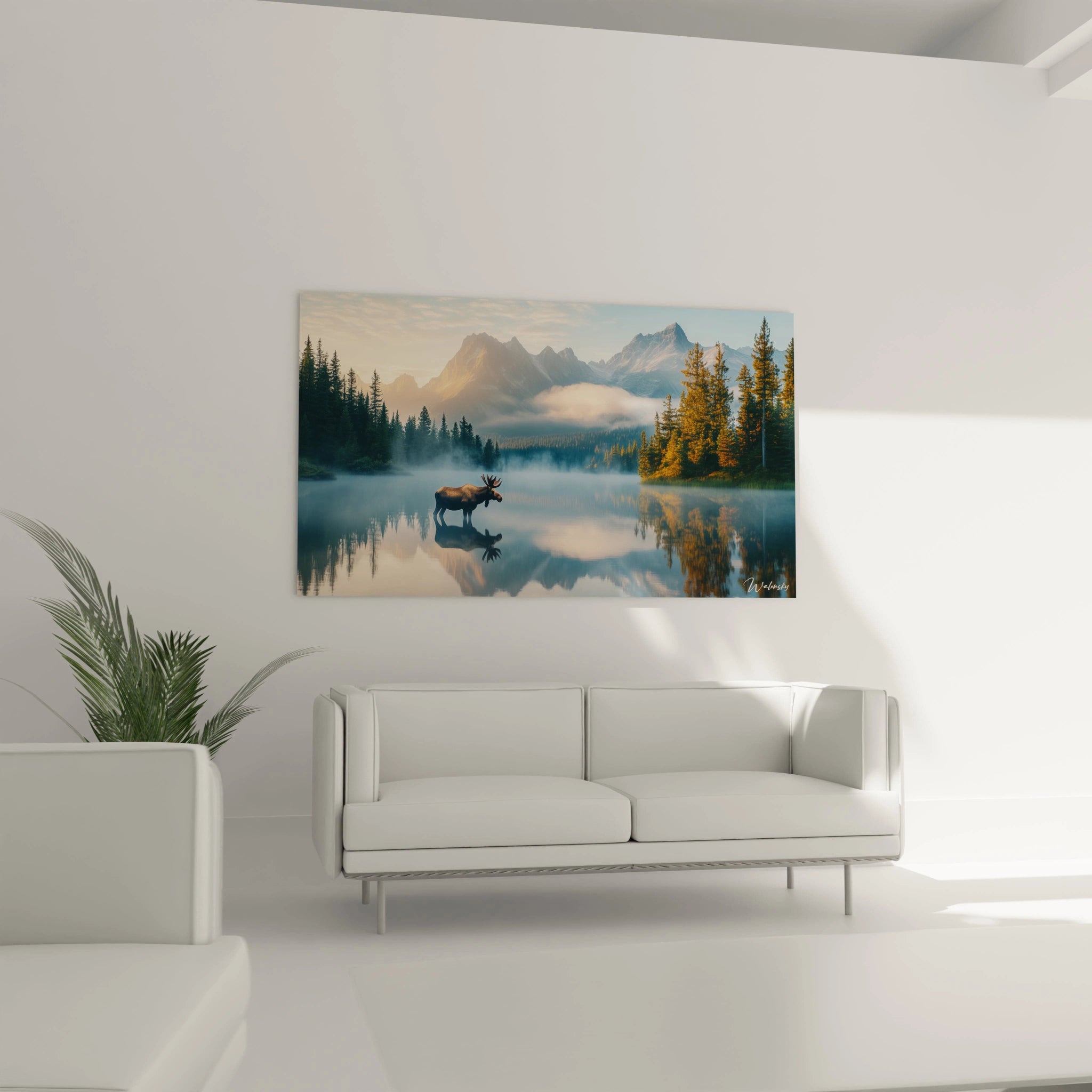 Un tableau montagne présentant une scène sauvage où la silhouette d'un orignal se détache dans les eaux calmes d'un lac reflétant parfaitement des sommets montagneux, entourés de brume légère et de forêts de conifères aux couleurs automnales dorées.