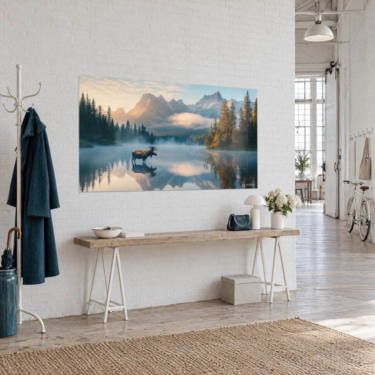 Schilderij van een eland die zich spiegelt in glad staalblauw water, gouden lariksen rechts, driekwart zicht in een kunstenaarsloft