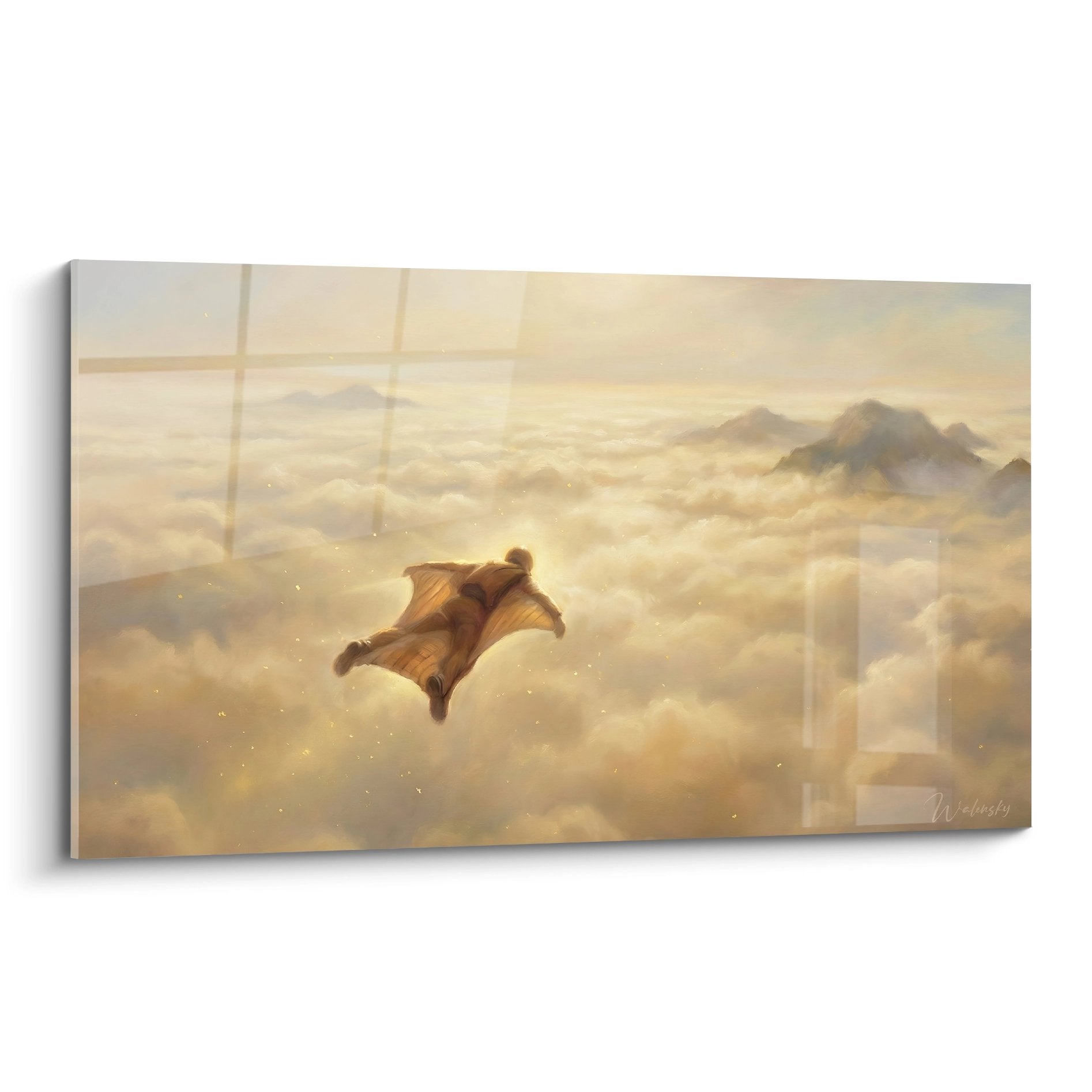 Tableau wingsuit montrant un vol libre dans les nuages dorés au coucher de soleil avec montagnes en arrière-plan