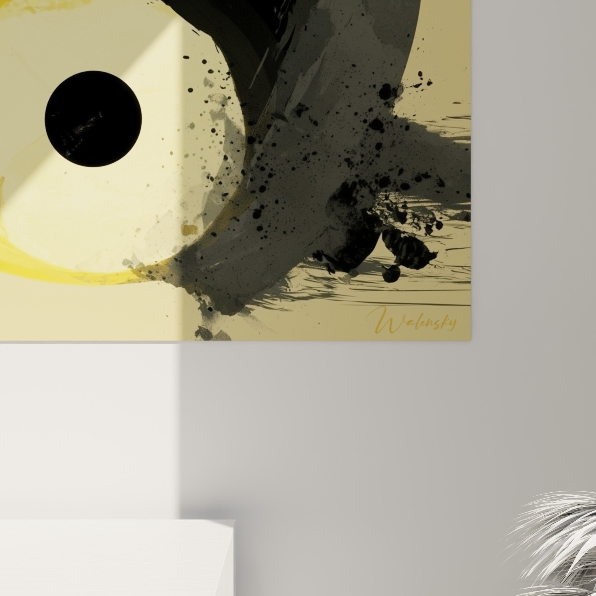 Détail du Yin Yang: grain d'encre noire, coulures grises et éclats jaune ocre visibles de près