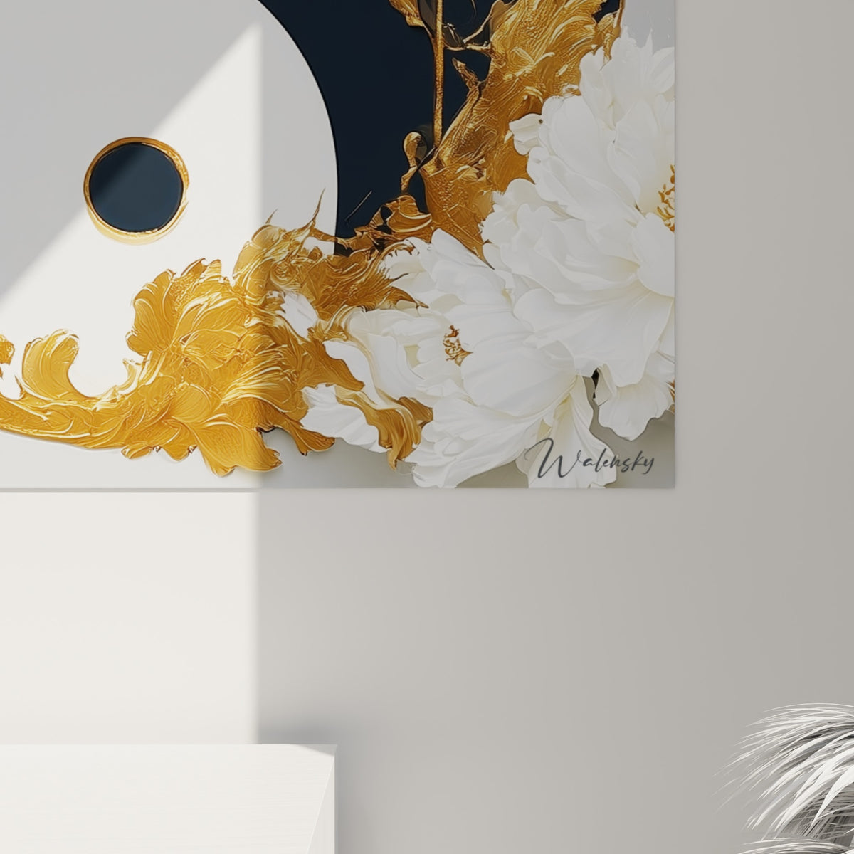 Reliefs dorés et noirs du Yin Yang visibles de près, grain et empâtements sur fond blanc et gris