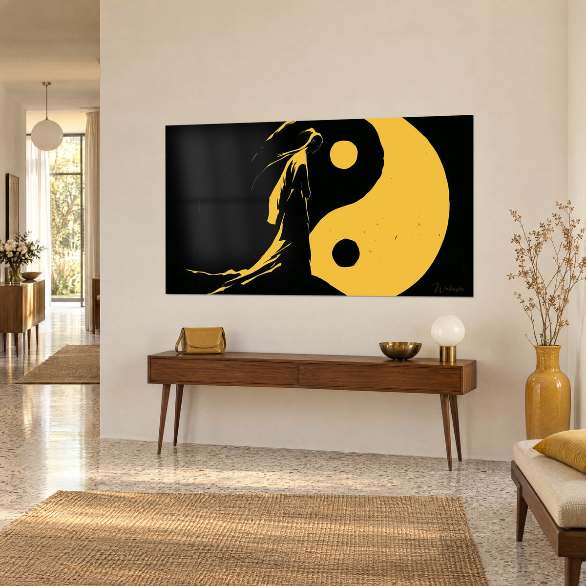 Gemälde mit senffarbenem Yin Yang auf schwarzem Grund, eine geneigte Gestalt mit goldenen Schleiern, über einer Holzkonsole in dreiviertel Ansicht