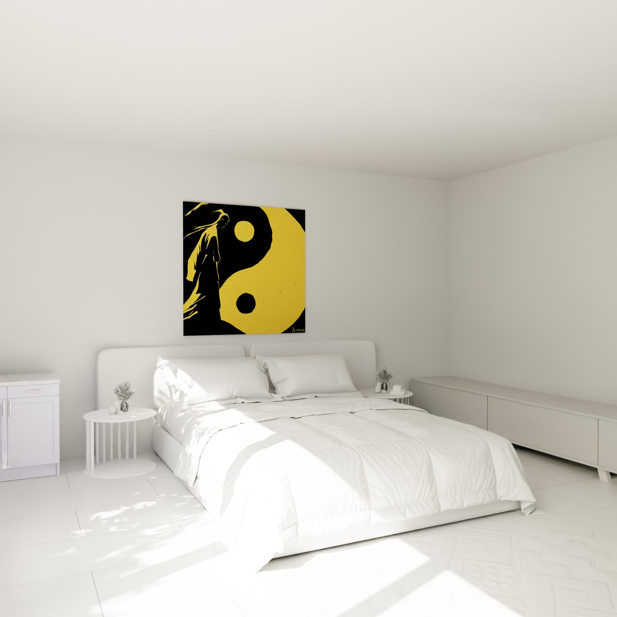 Figure Yin Yang jaune et noire en mouvement, accrochée au-dessus d'un lit dans une chambre claire
