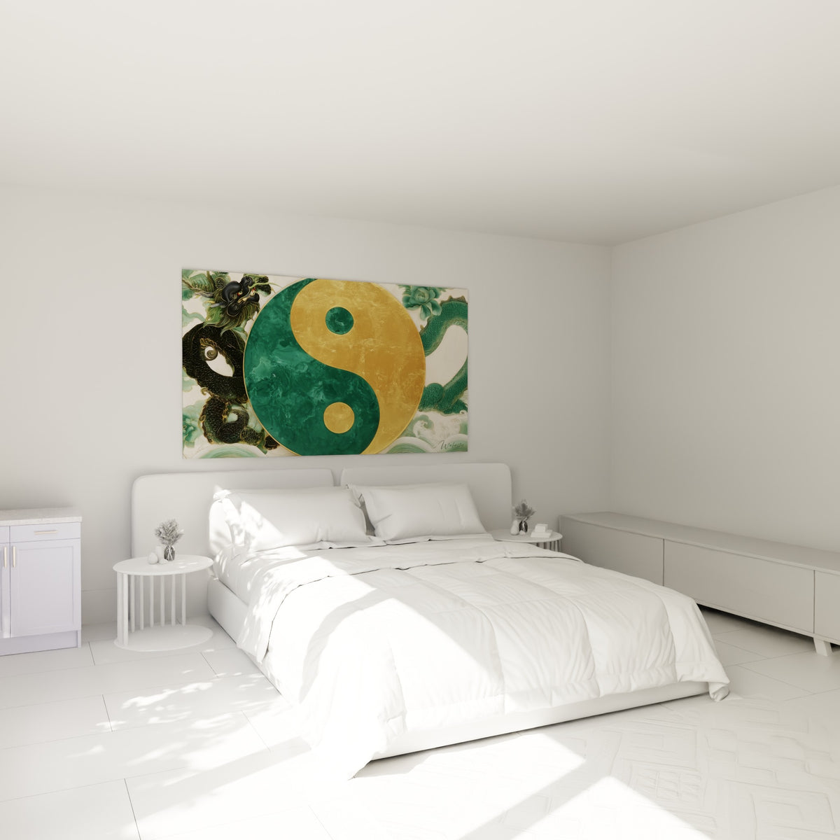 Dragon vert et symbole Yin Yang doré accrochés au-dessus d'un lit dans une chambre claire