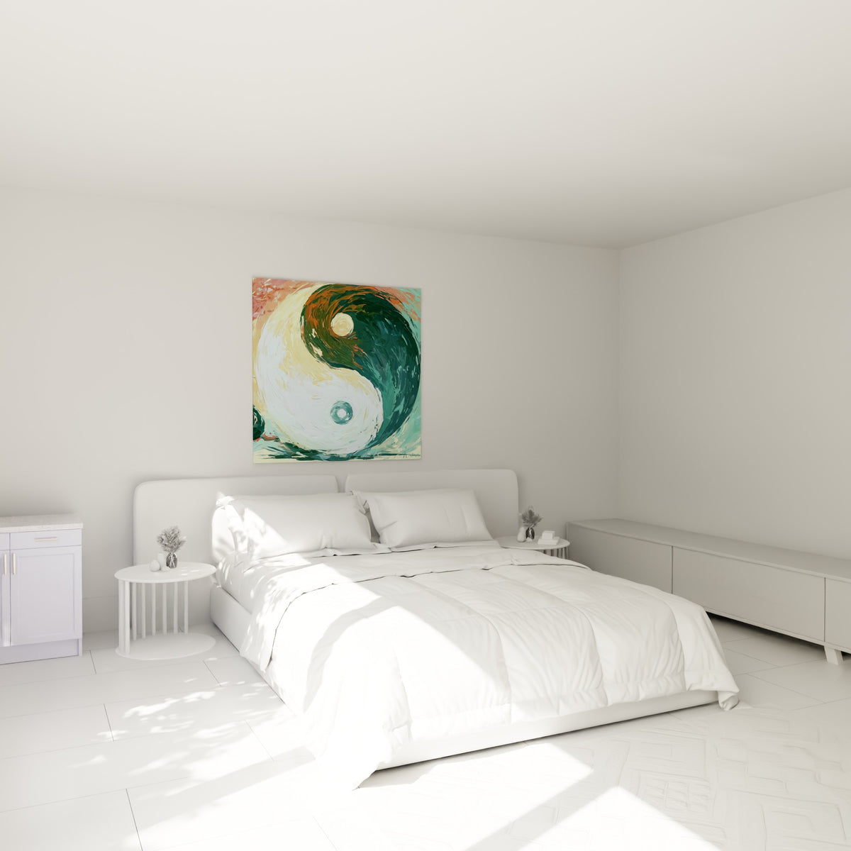 Symbole Yin Yang aux tons crème et vert profond, accroché au-dessus d'un lit dans une chambre claire