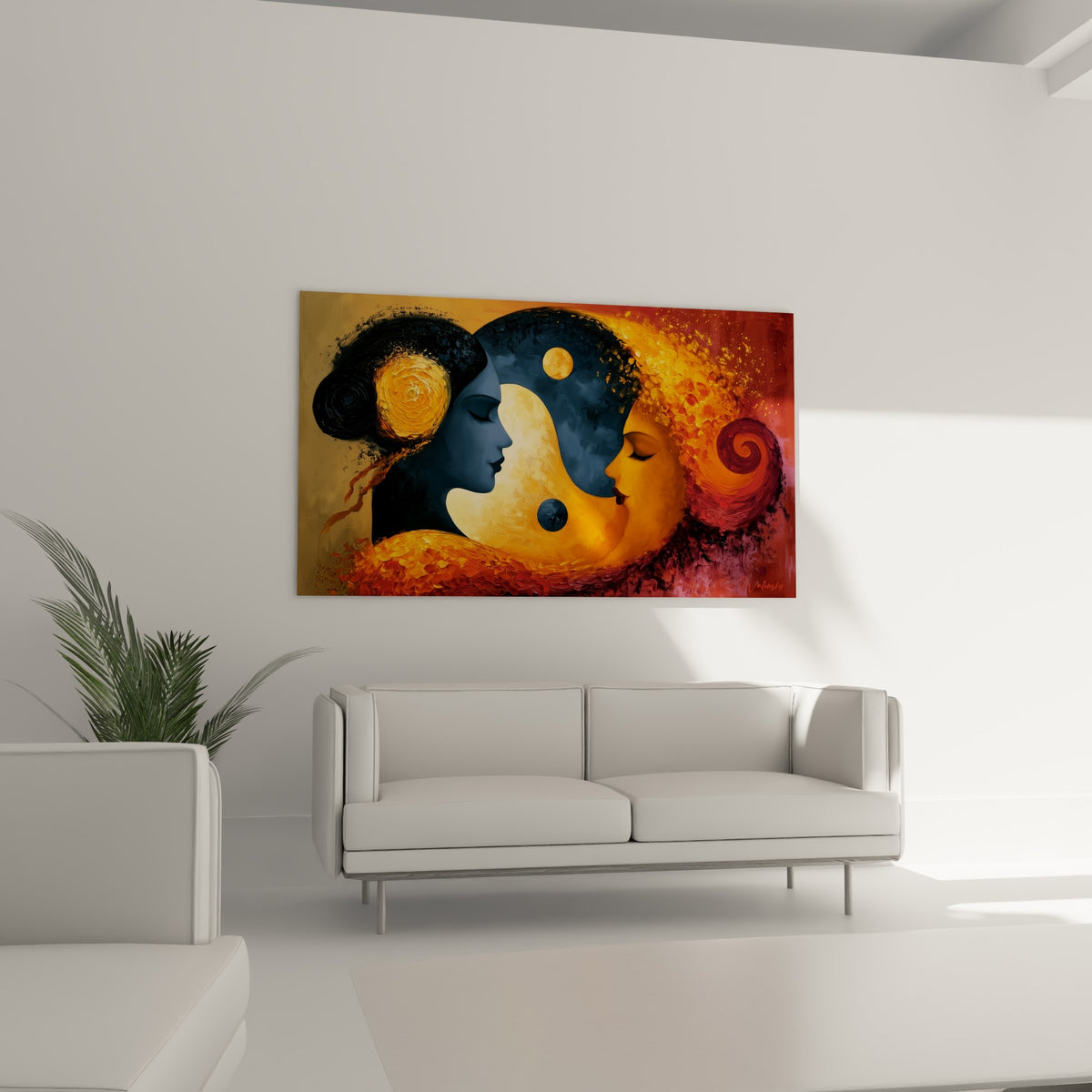 Yin Yang aux nuances bleu nuit et orange brûlé installé au-dessus d'un canapé dans un salon lumineux