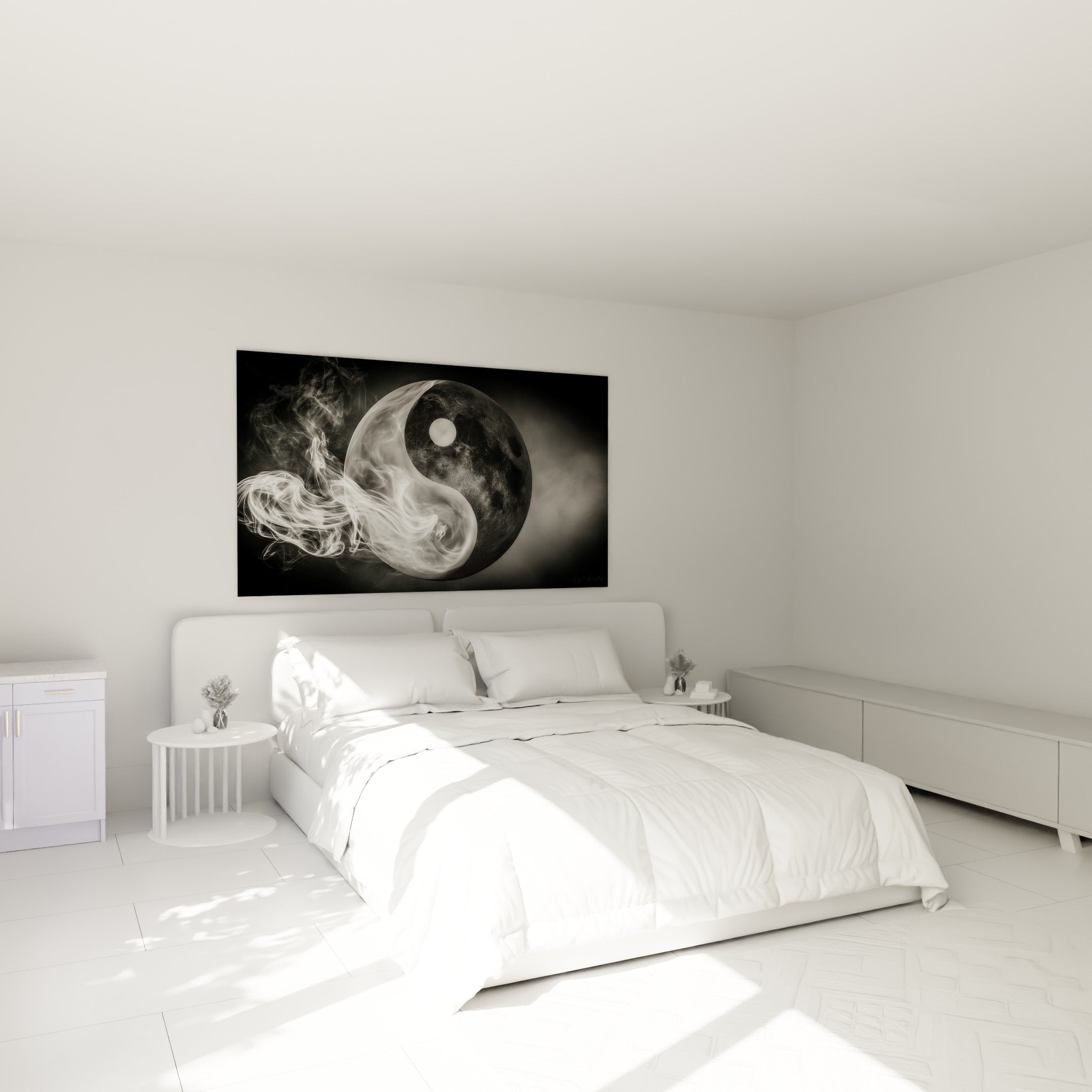Sphère lunaire noire et volutes blanches formant un Yin Yang, accrochée au-dessus d'un lit dans une chambre claire