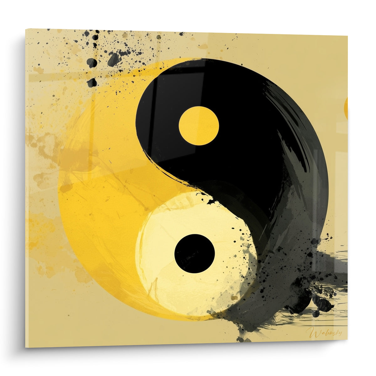 Symbole Yin Yang jaune ocre et noir, éclaboussures d'encre grises sur fond doré vibrant