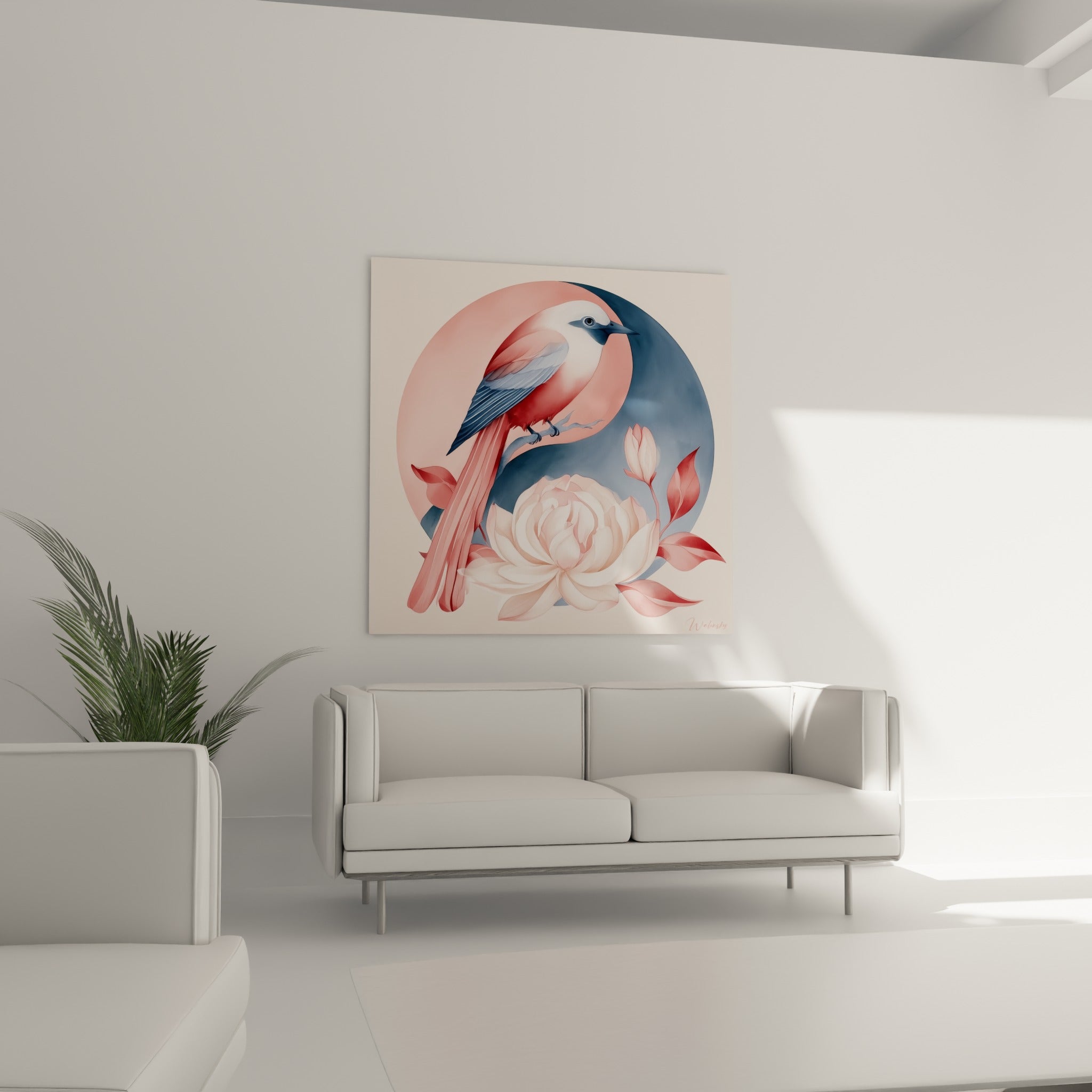 Plumage bleu marine et rose corail de l'oiseau posé sur sa branche, au-dessus d'un canapé dans un salon lumineux