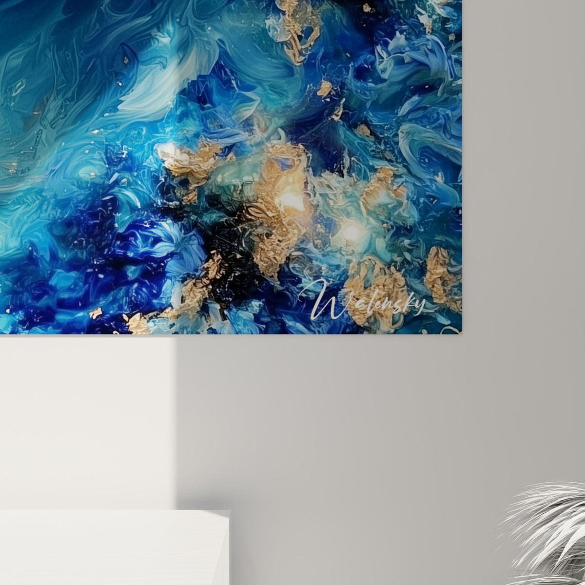 Empâtements dorés et coulures bleu marine se mêlant sur la toile Yin Yang accrochée au mur