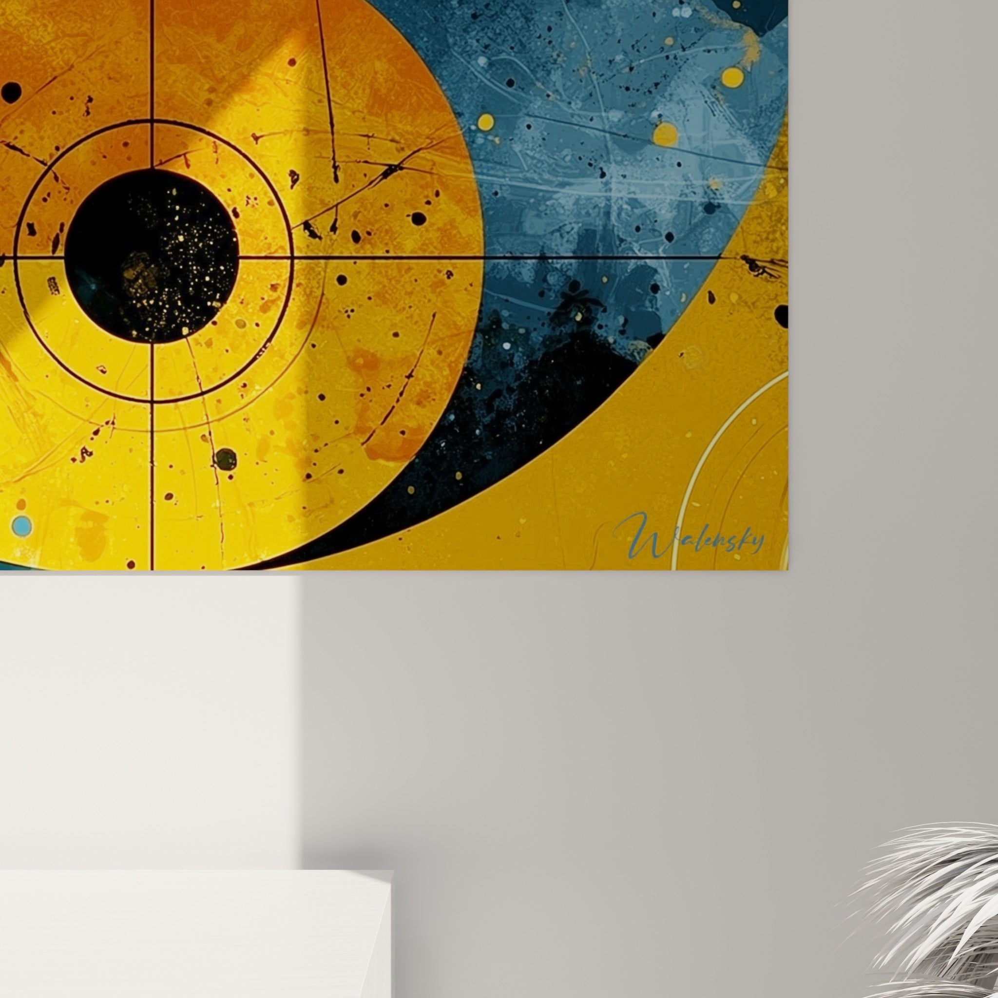 Grain texturé du Yin Yang révélant coulures noires et empâtements dorés sur fond bleu marine