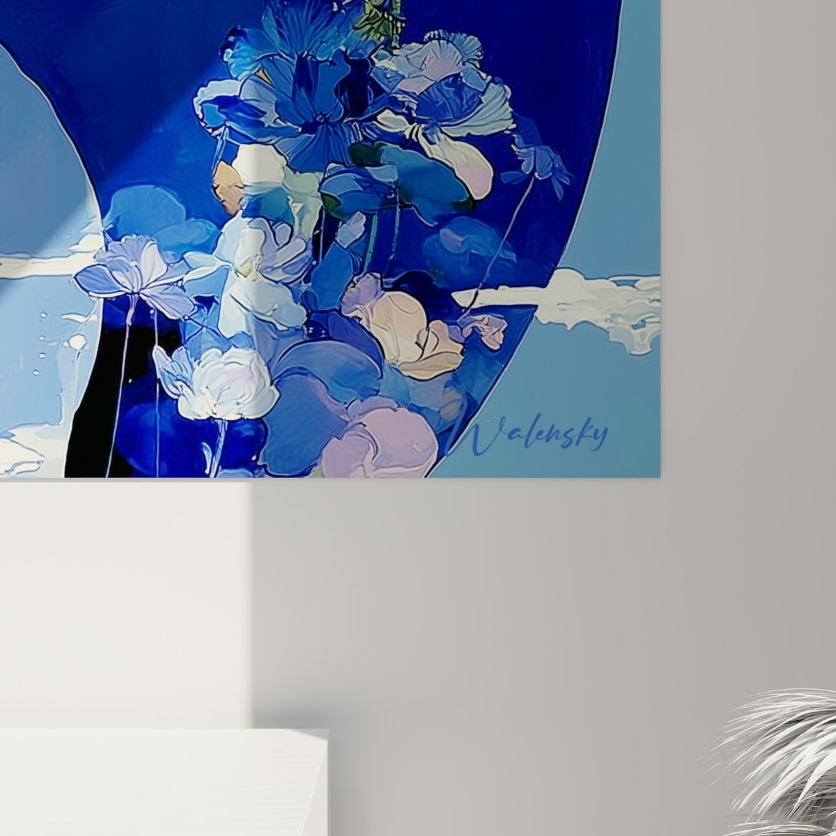 Empâtements bleu marine et blanc ivoire visibles de près, pétales délicats et lune texturée sur toile