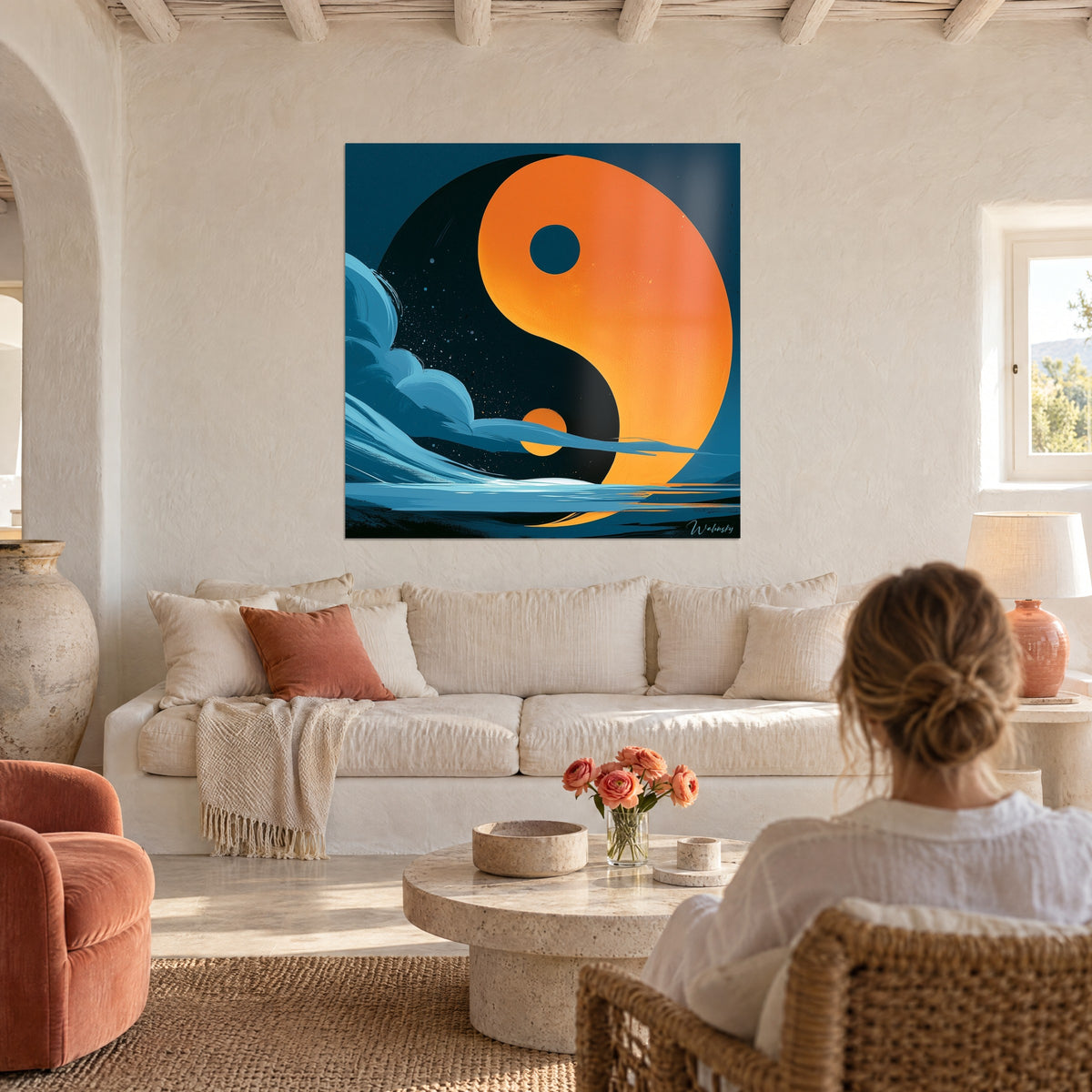 Tableau yin yang orange vif sur nuit étoilée, vagues bleu ciel en écume, au-dessus d'un canapé dans un salon lumineux