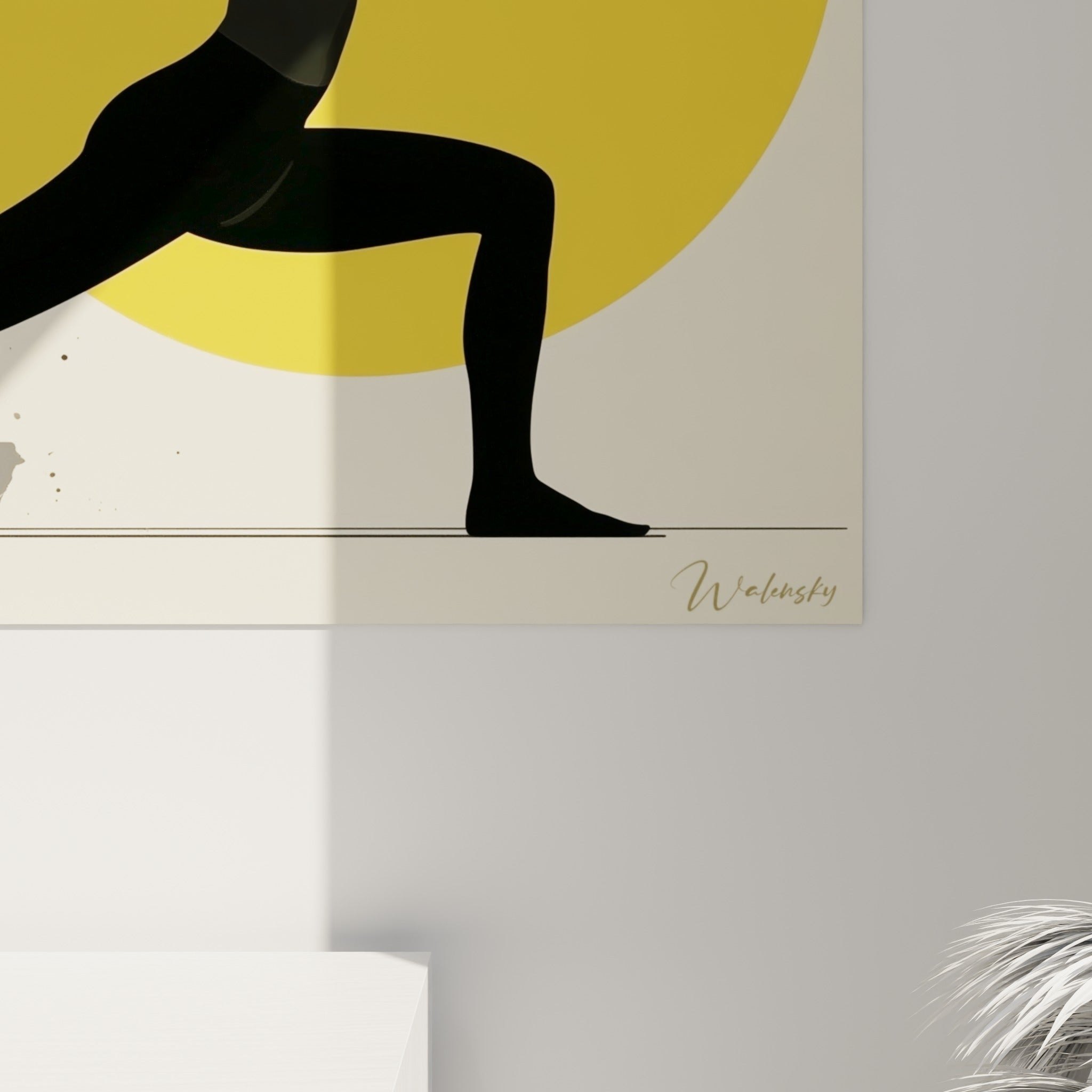 Grain de peinture visible sur les éclaboussures jaunes et anthracite entourant la silhouette yoga noire