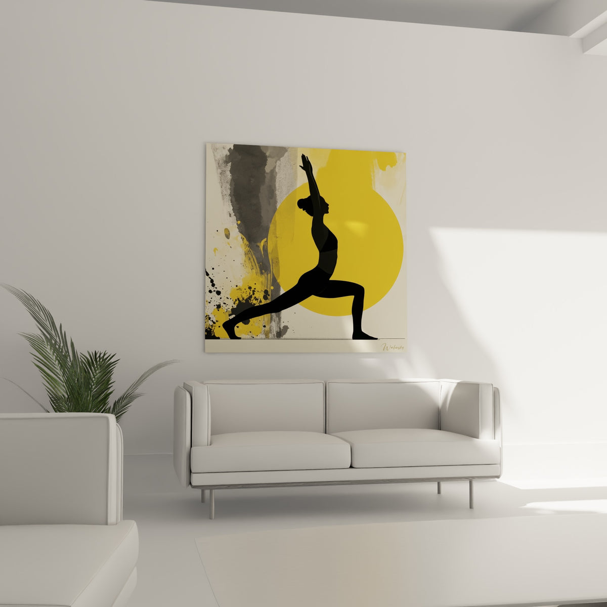 Guerrière yoga en noir et jaune moutarde, au-dessus d'un canapé dans un salon lumineux