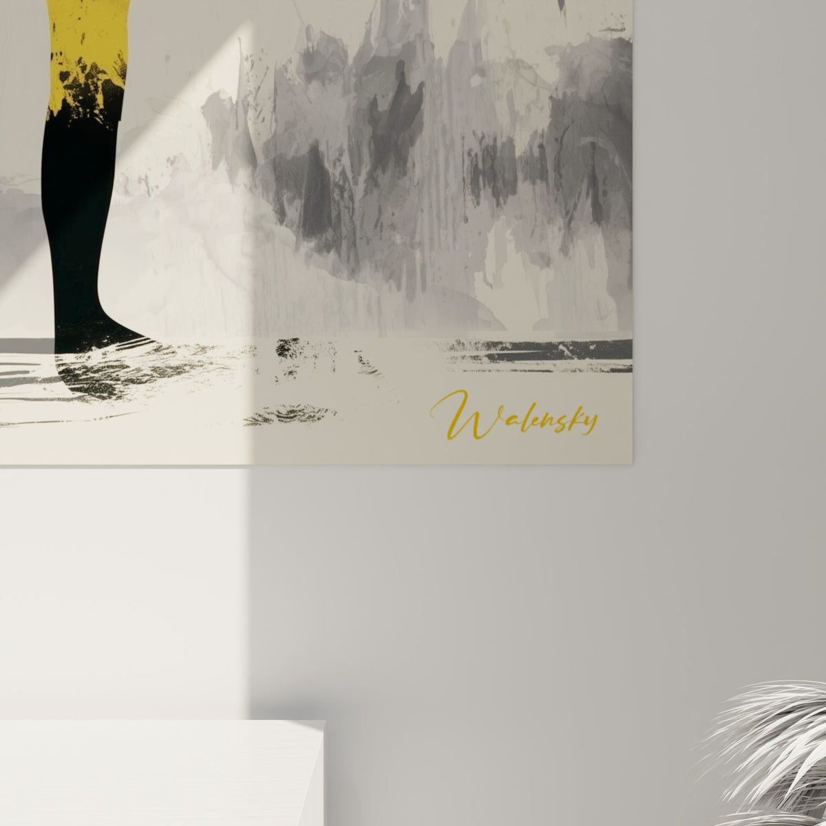 Matière aquarelle grise et éclats dorés visibles sur la jambe de la silhouette de yoga en gros cadrage