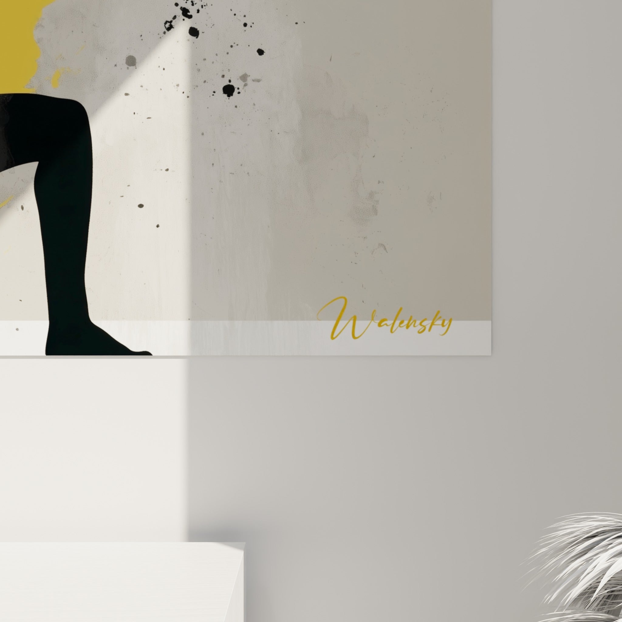 Coulures d'encre noire et éclaboussures jaune moutarde visibles en gros plan sur la toile de yoga