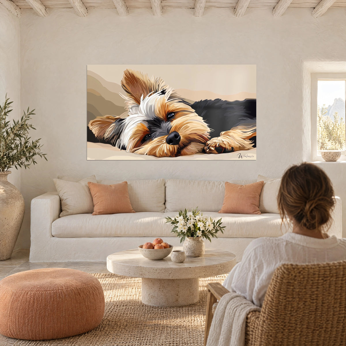 Πίνακας με Yorkshire terrier με καστανόξανθο και λευκό τρίχωμα, μαύρο μουσούδι σε ηρεμία, μπεζ φόντο, πάνω από καναπέ σε φωτεινό σαλόνι