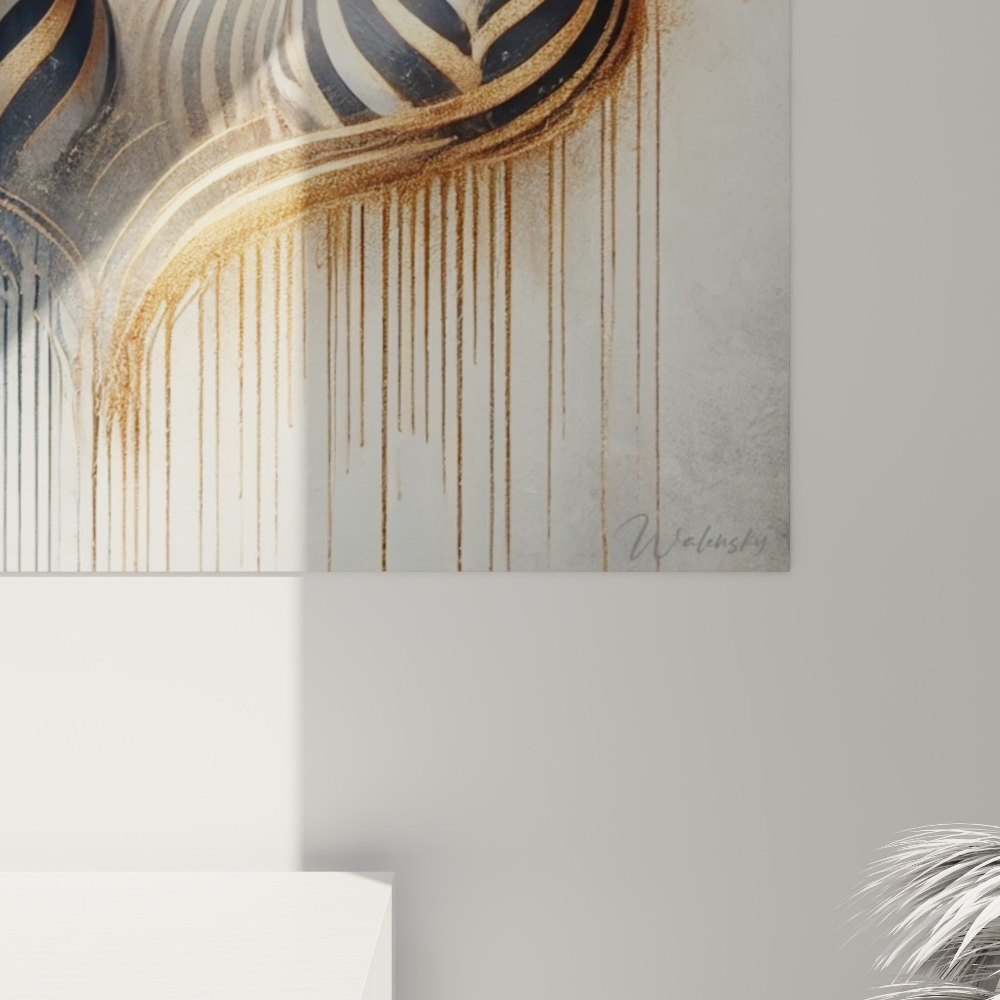 Empâtements dorés et coulures anthracite se mêlant sur la texture picturale des zèbres