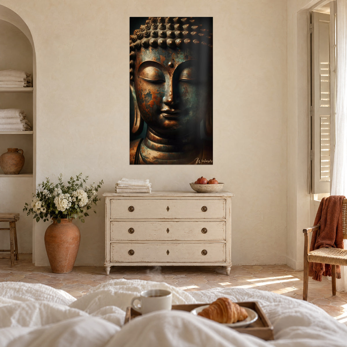 Schilderij serene Boeddha-effigie, verroest koper en groenspaan op een donkere achtergrond, boven een bed in een lichte slaapkamer opgehangen