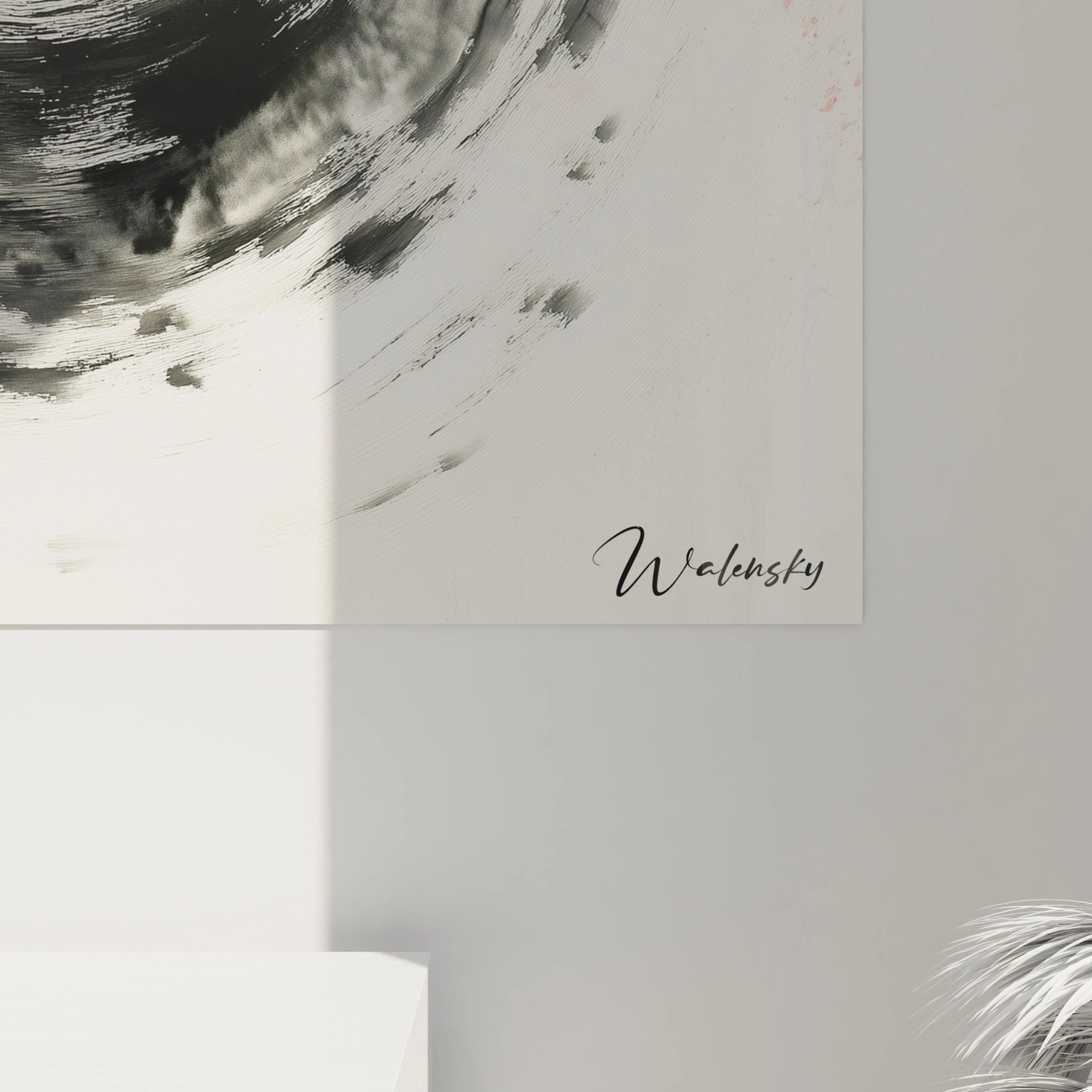 Un tableau spirale japonais combinant un cercle concentrique noir à centre lumineux avec des branches de cerisier ornées de fleurs roses, illustrant l'harmonie des contrastes par une technique d'encre fluide et d'éclaboussures maîtrisées.