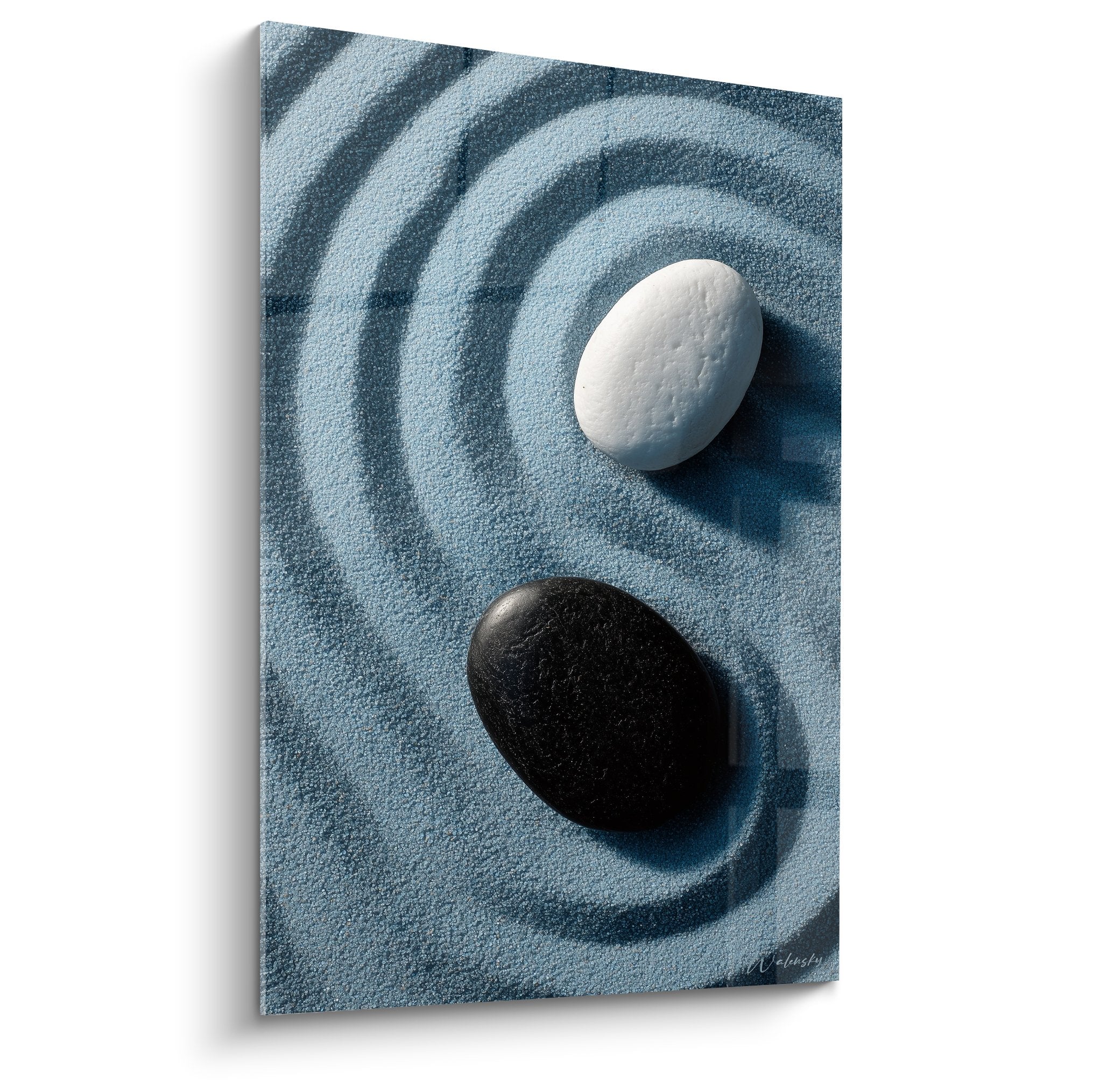 Tableau zen pierres blanc et noir sur sable bleu-gris avec motifs circulaires concentriques edition sable