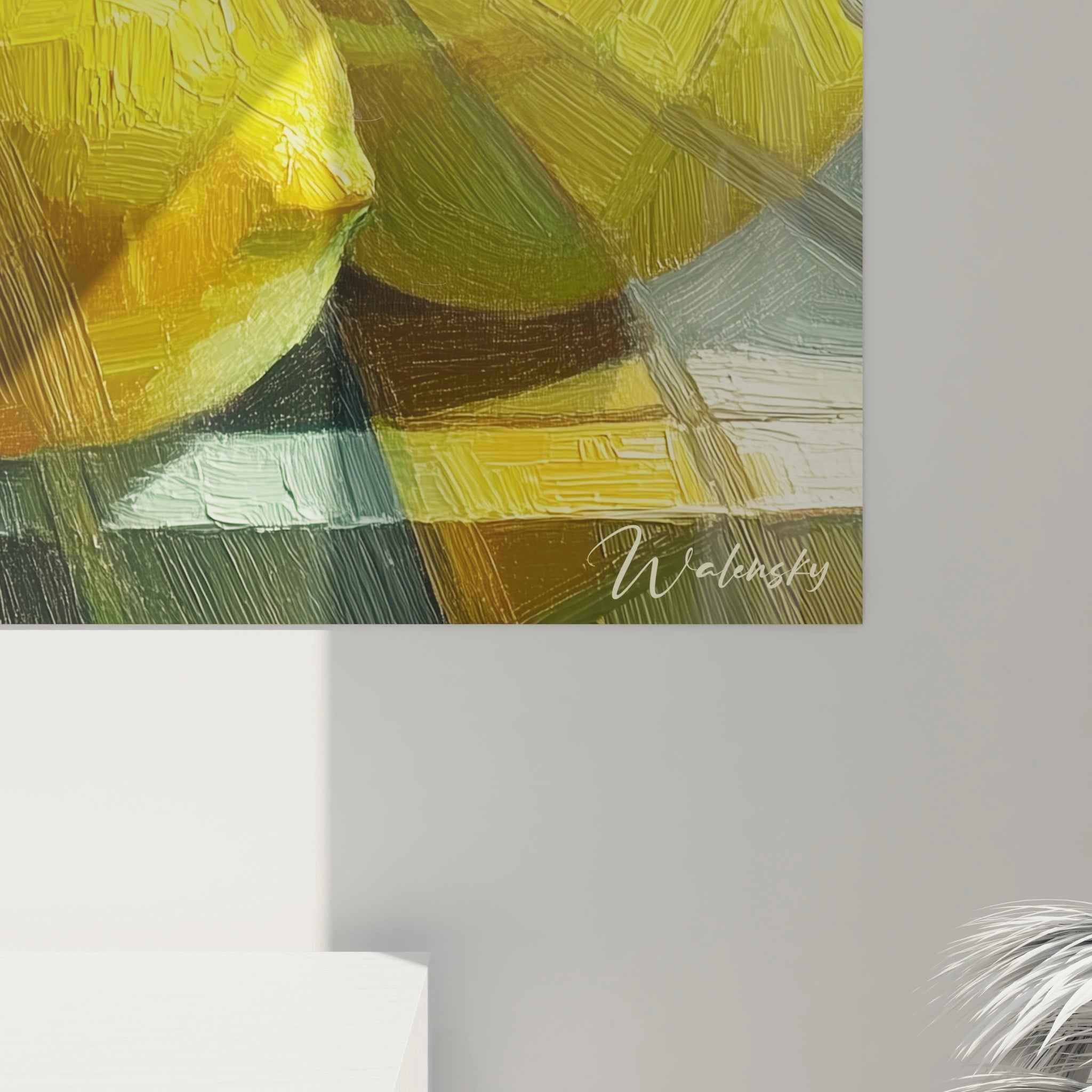 Un tableau nature morte abstrait montrant des citrons en relief jaune vif et des feuilles vertes contrastant avec un fond sombre aux lignes et motifs géométriques.