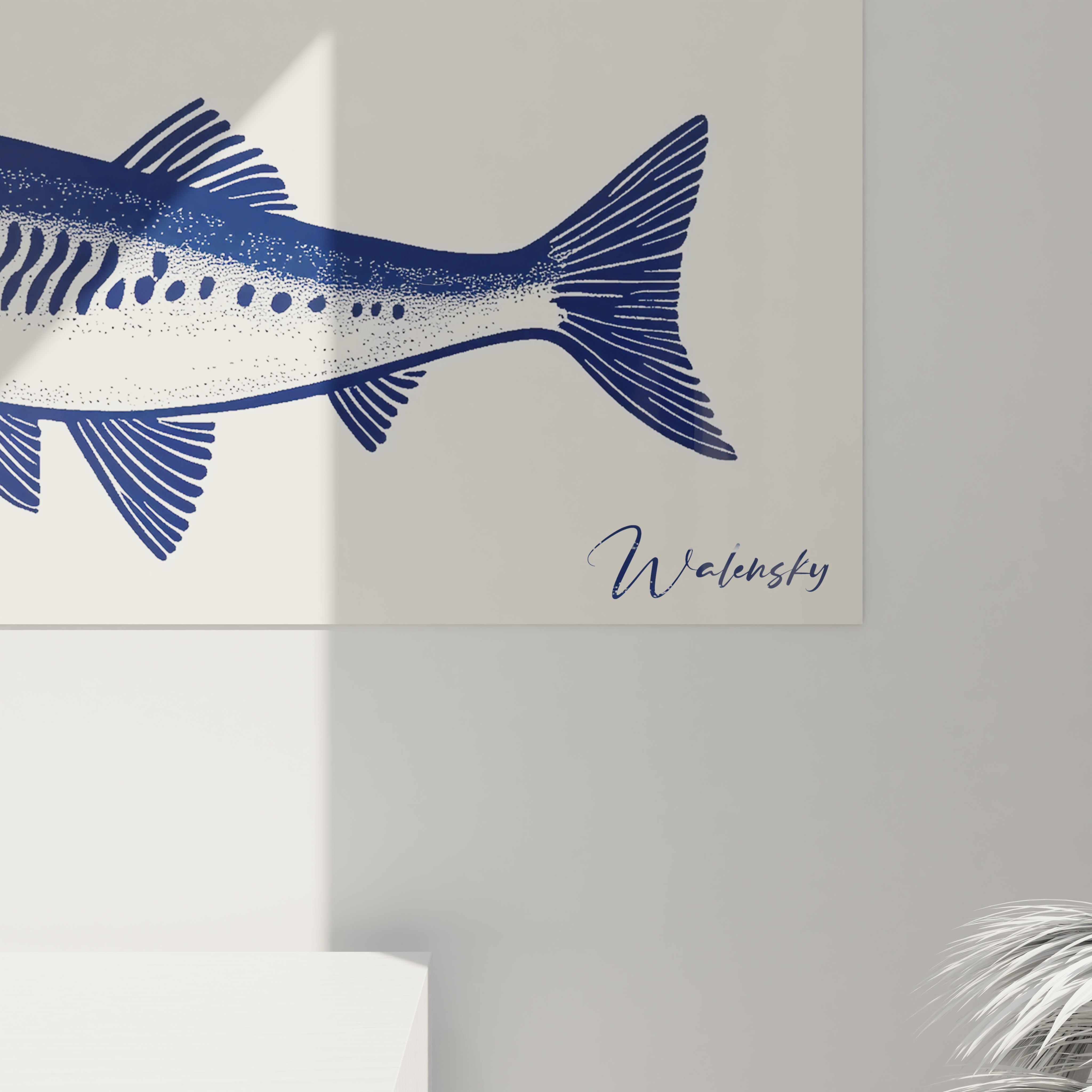 Un tableau sardines dans un style vintage montrant quatre spécimens vus de profil en bleu marine sur fond beige. Technique de dessin détaillée avec pointillisme subtil, nageoires finement représentées et petits points décoratifs entre les poissons.