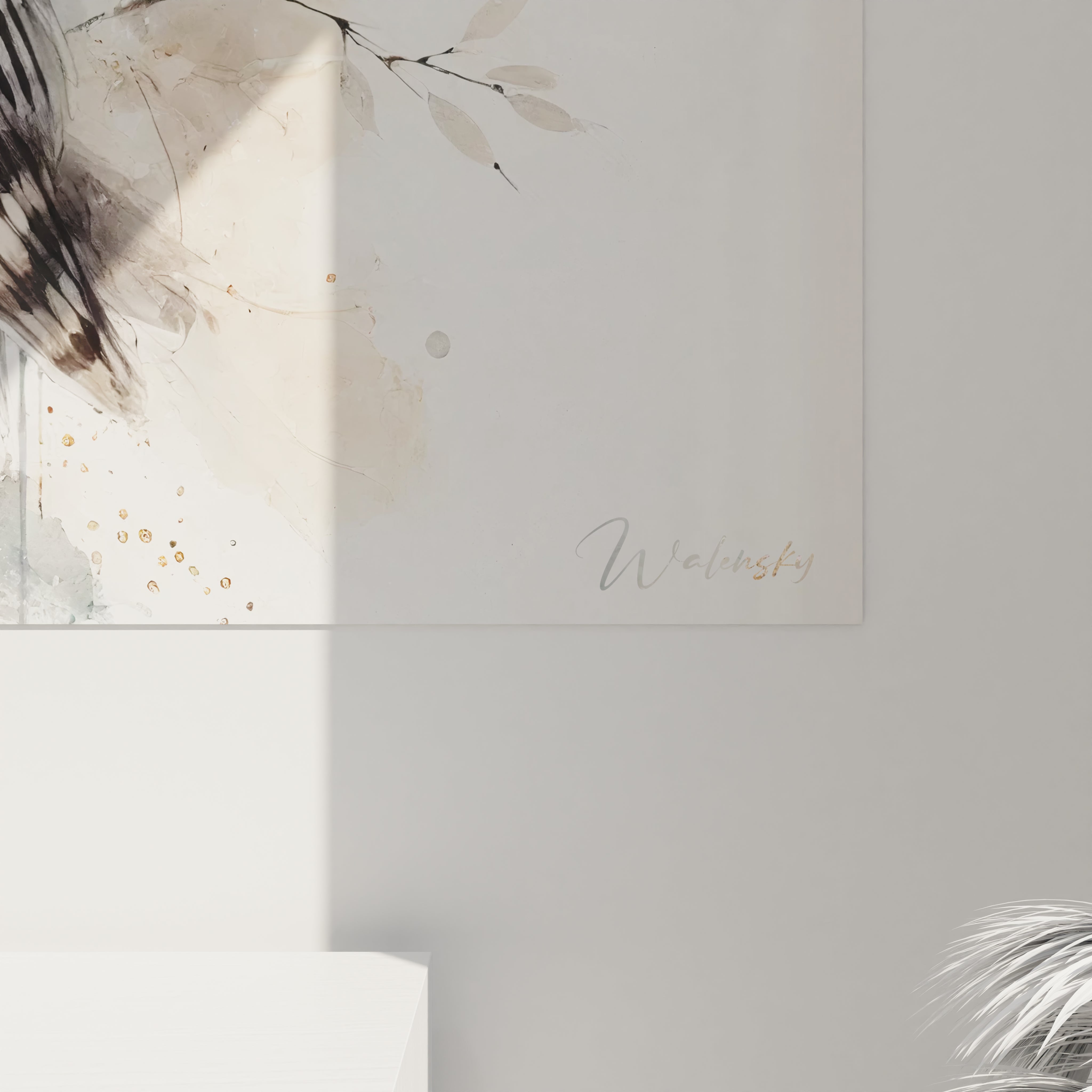 Vue de pres du tableau chouette: details du plumage, nuances de beige et d'or, touches oniriques. Un tableau apaisant qui inspire sagesse et tranquillite.