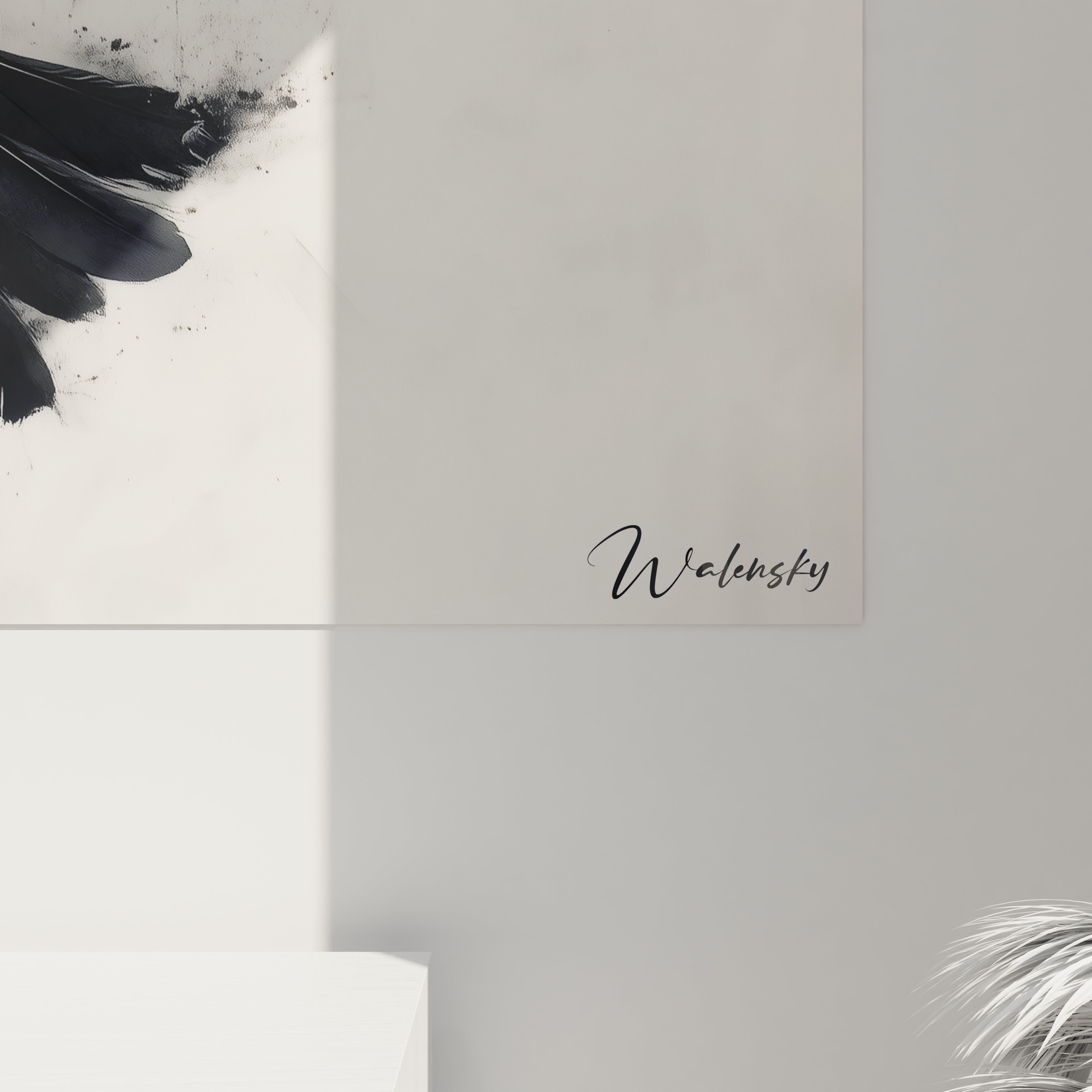 Tableau corbeau majestueux capturé en mouvement, avec un traitement contrasté noir et blanc. Le détail des plumes, du bec et des serres est remarquable, tandis que l'arrière-plan nuageux et texturé crée une impression de vol à travers la brume.