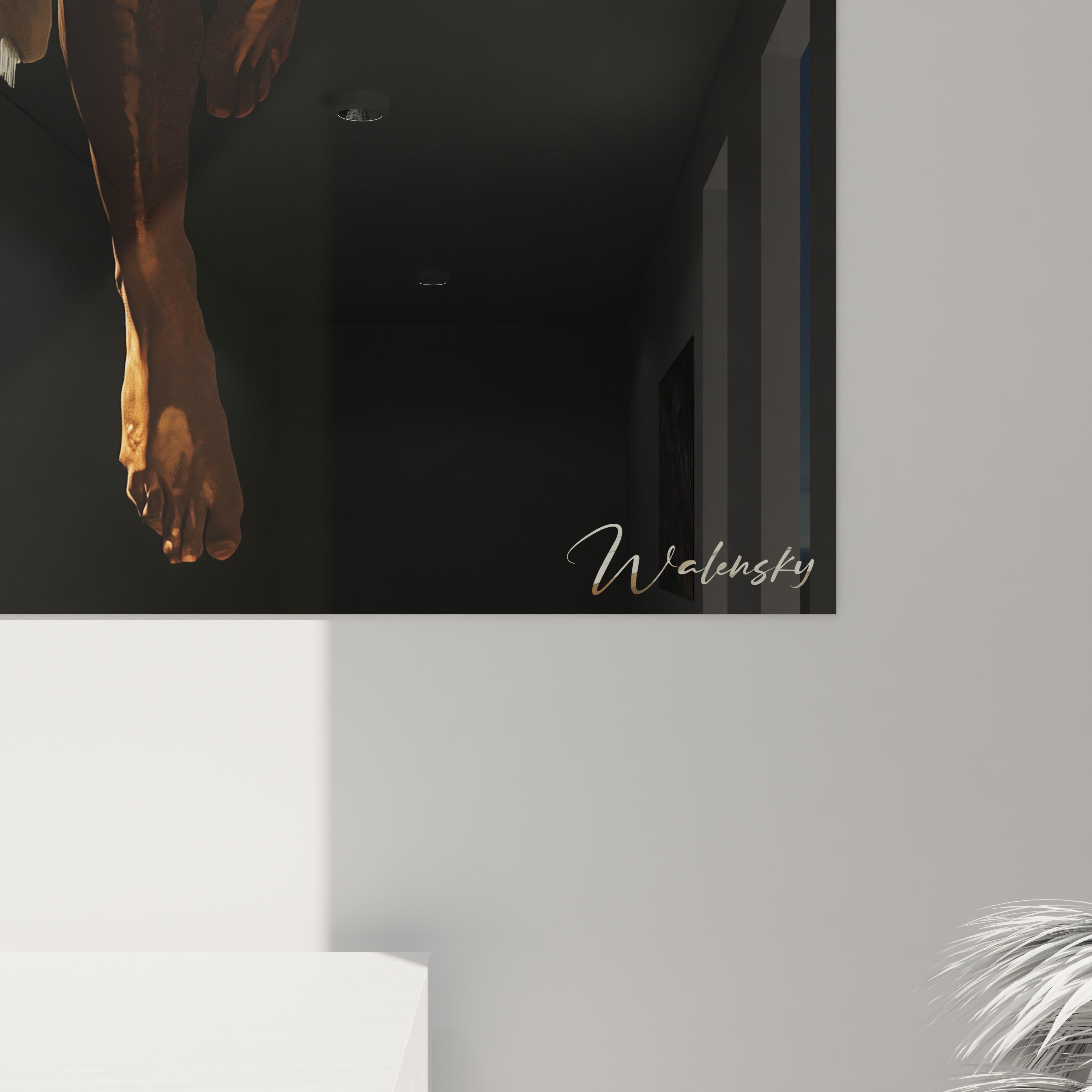 Un tableau allégorique figurant un Icare moderne, corps athlétique doré suspendu dans l'obscurité avec d'imposantes ailes blanches. Le drapé blanc fluide et les détails anatomiques précis créent un contraste saisissant sur le fond noir profond.