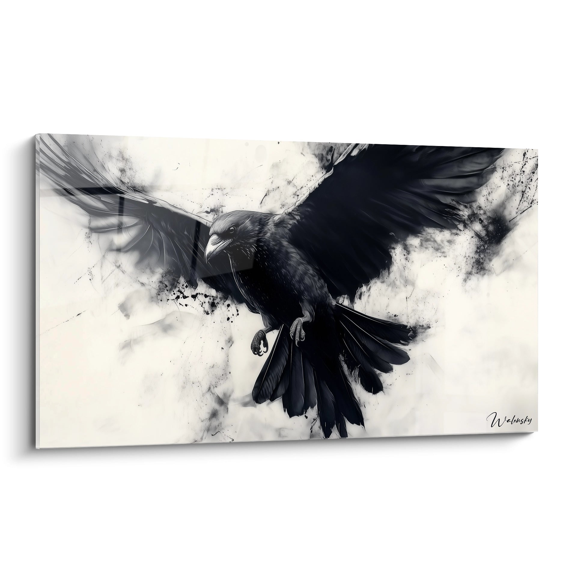 Un tableau corbeau en plein vol sur fond blanc, aux ailes largement déployées, montrant les détails précis du plumage noir et brillant, avec des éclaboussures d'encre créant une atmosphère brumeuse autour de l'oiseau.