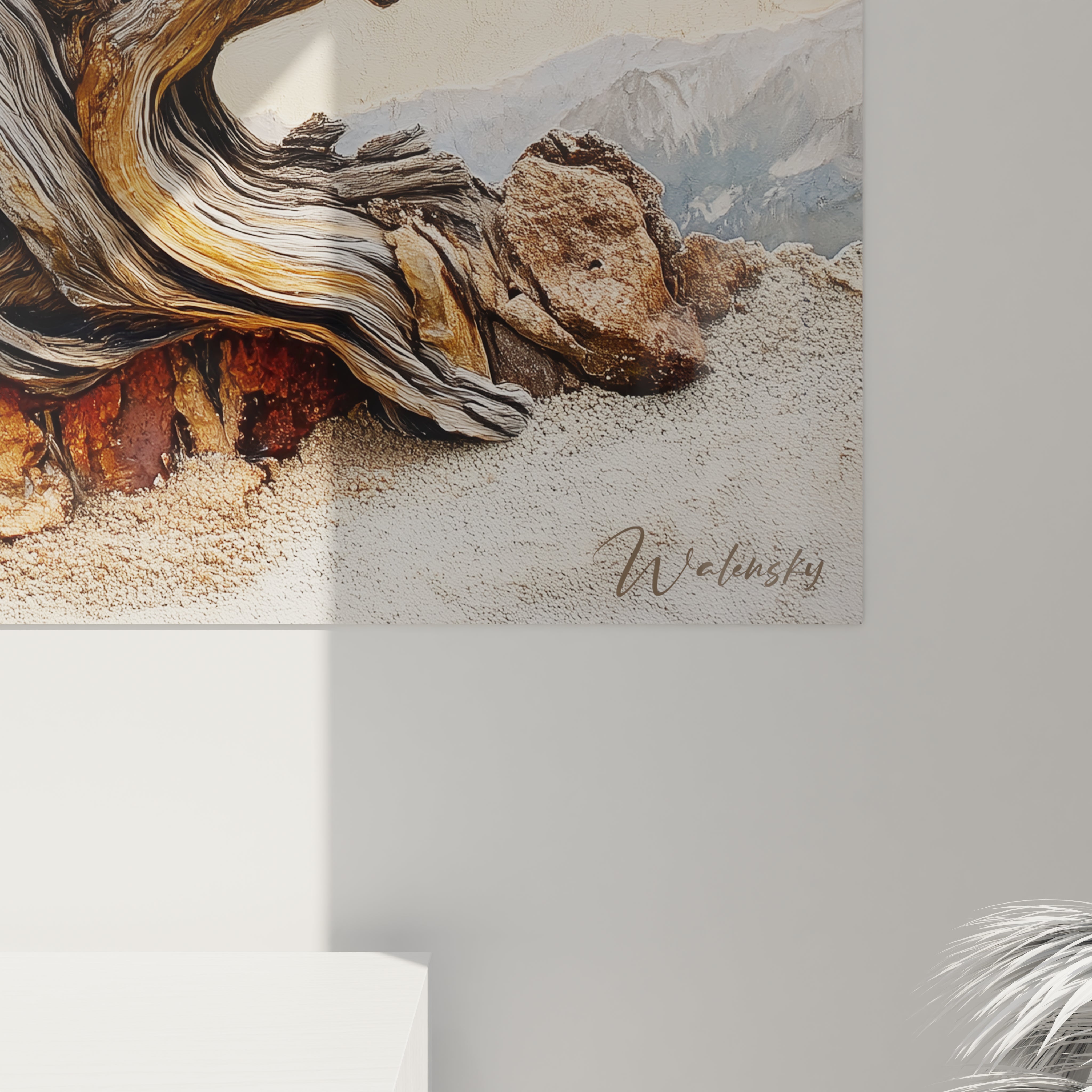 Un tableau paysage alpin présentant un arbre sculpté par les éléments, aux formes organiques et fluides, avec quelques touches de verdure persistante, ancré dans un sol rocailleux, se détachant devant une chaîne de montagnes aux teintes bleu pâle sur fond beige.