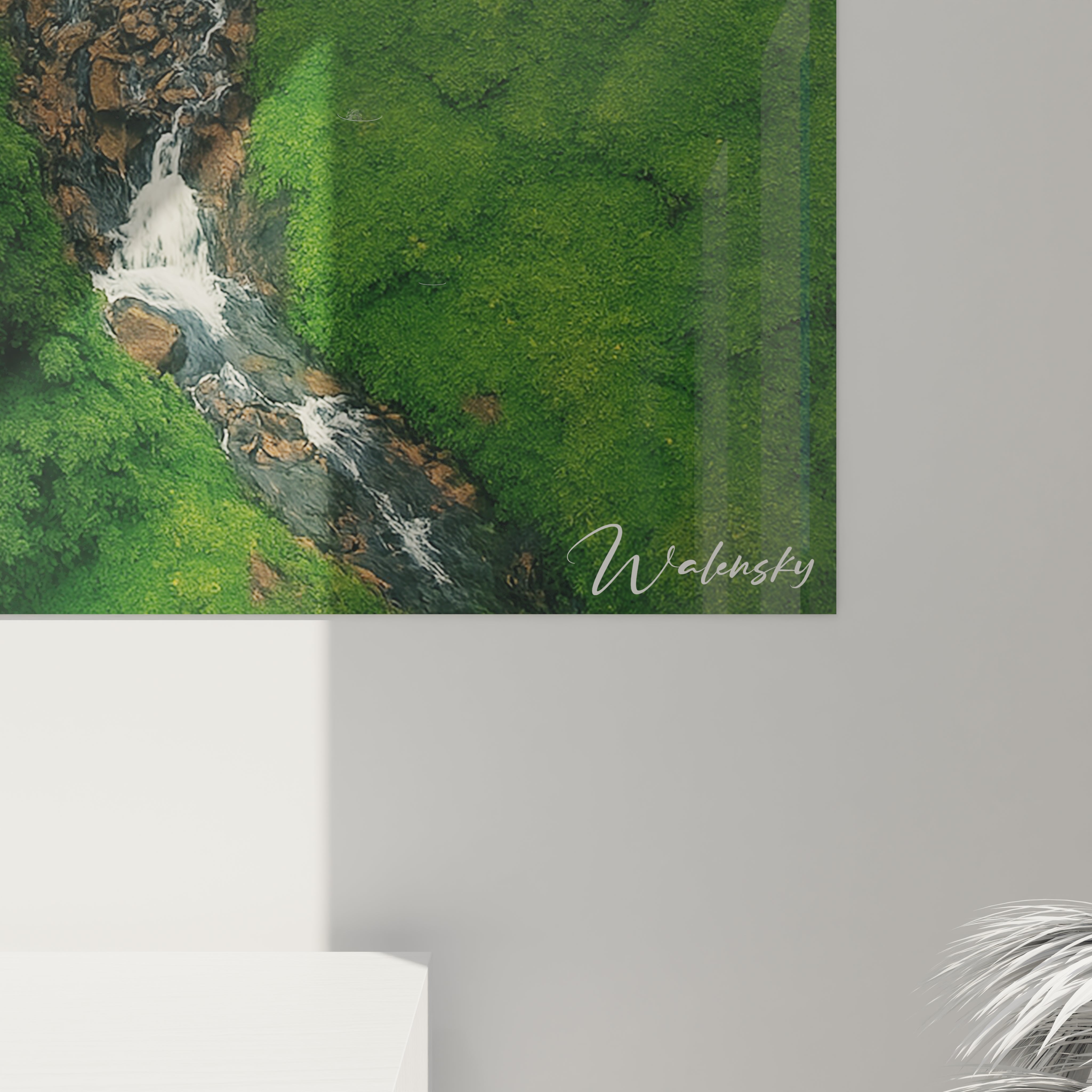Un tableau cascade vue aérienne capturant le mouvement dynamique de l'eau blanche qui dévale entre des parois rocheuses, entourée d'une végétation dense et verdoyante, créant une composition verticale équilibrée.