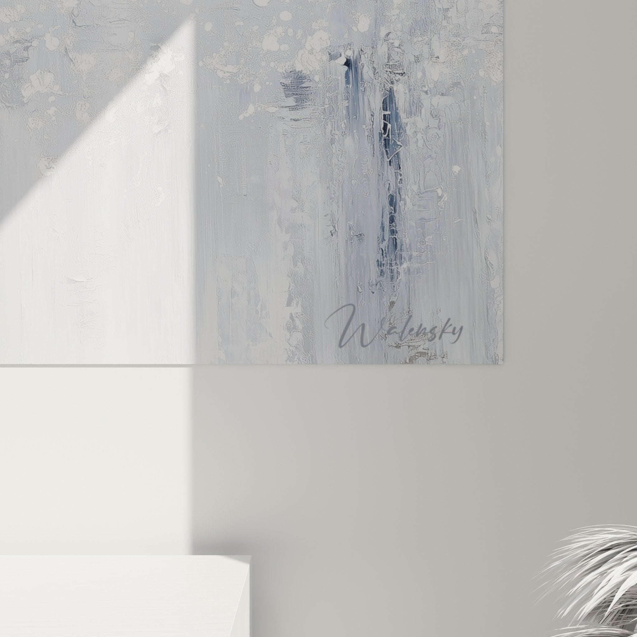 Vue ensemble toile abstraite grise sur mur blanc interieur contemporain - Feng shui Nord-Ouest Metal