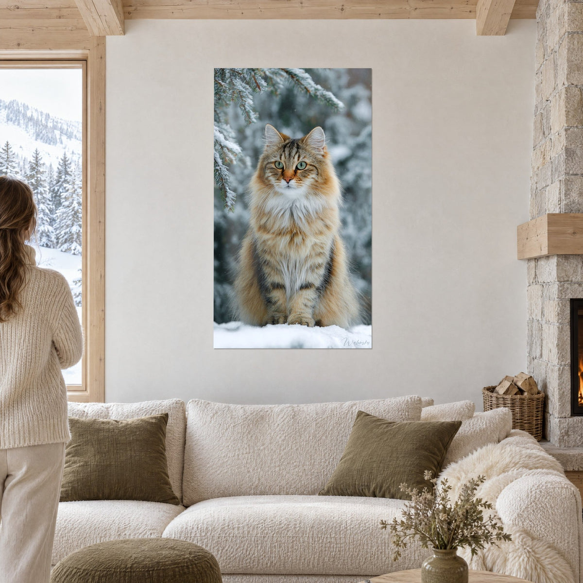 Tableau chat sibérien aux yeux verts, pelage roux et crème dans la neige, au-dessus d'un canapé dans un salon lumineux