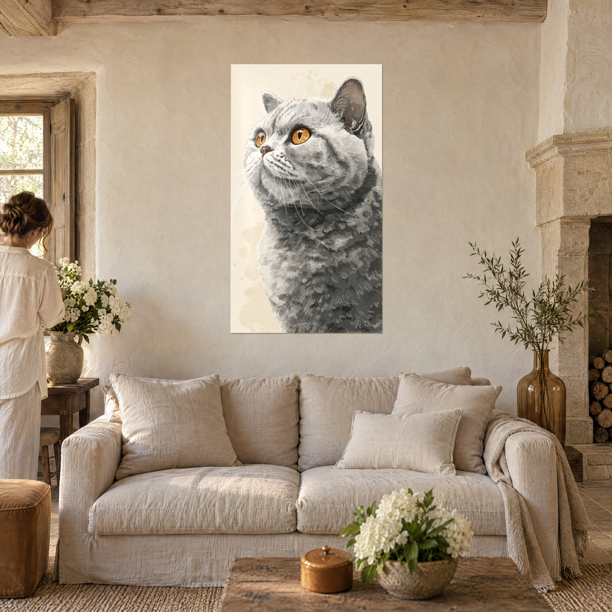 Πίνακας British Shorthair με γκρι τεφρό τρίχωμα και πορτοκαλί μάτια, βλέμμα προς τα πάνω, πάνω από καναπέ σε φωτεινό σαλόνι
