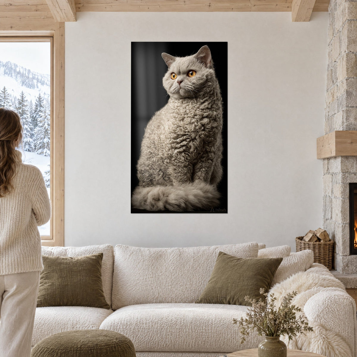 Tableau chat Selkirk Rex gris perle aux yeux ambre sur fond noir, au-dessus d'un canapé dans un salon lumineux