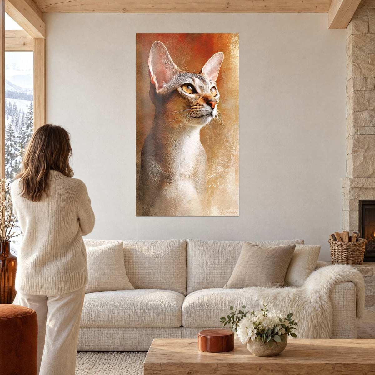 Tableau chat Singapura aux grandes oreilles roses et yeux ambrés, fond orangé, au-dessus d'un canapé dans un salon lumineux